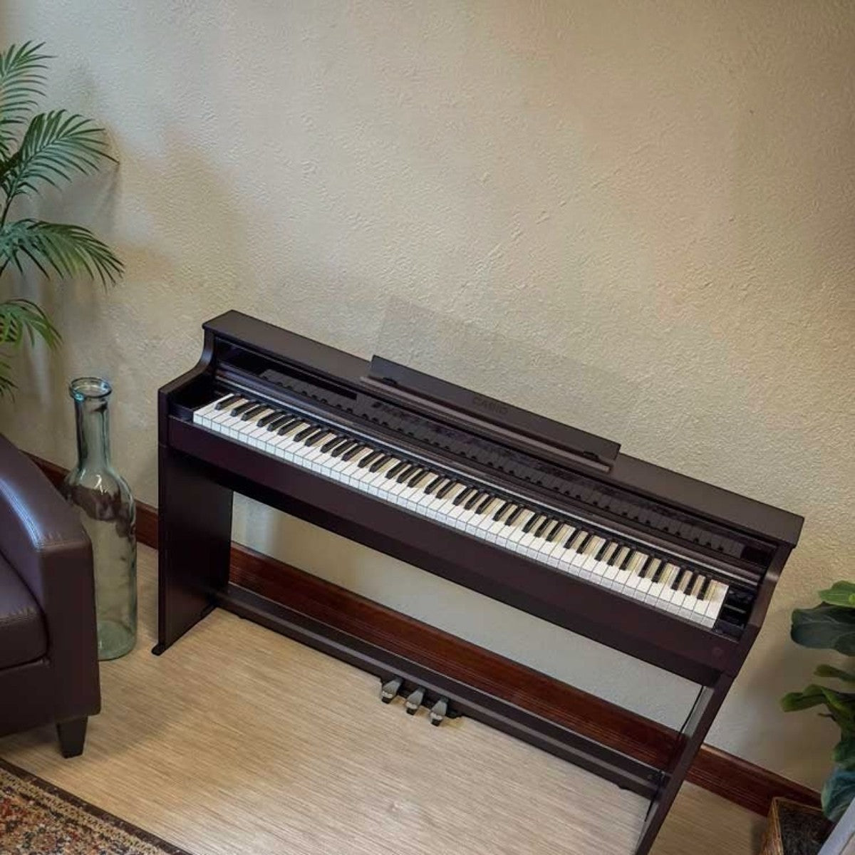 Đàn piano điện Casio AP-S450 màu nâu tại showroom TÂN NHẠC CỤ, thiết kế dáng tủ mỏng gọn gàng và sang trọng.