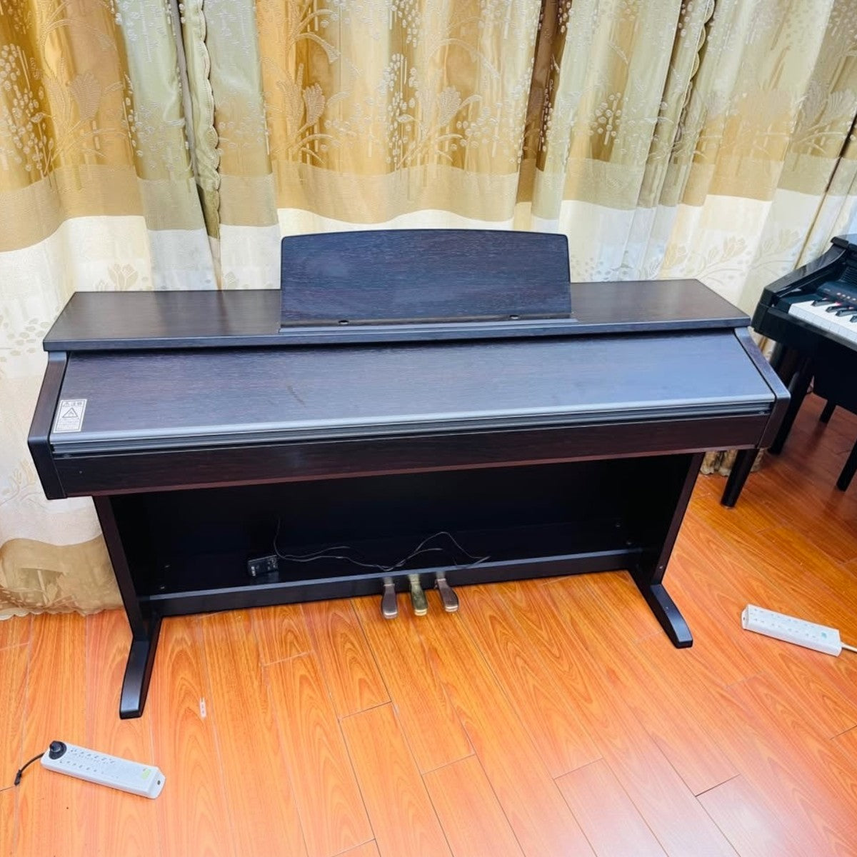 Đàn piano điện Casio AP200 dáng tủ màu nâu gỗ sang trọng tại TÂN NHẠC CỤ, thiết kế 88 phím búa chắc chắn.