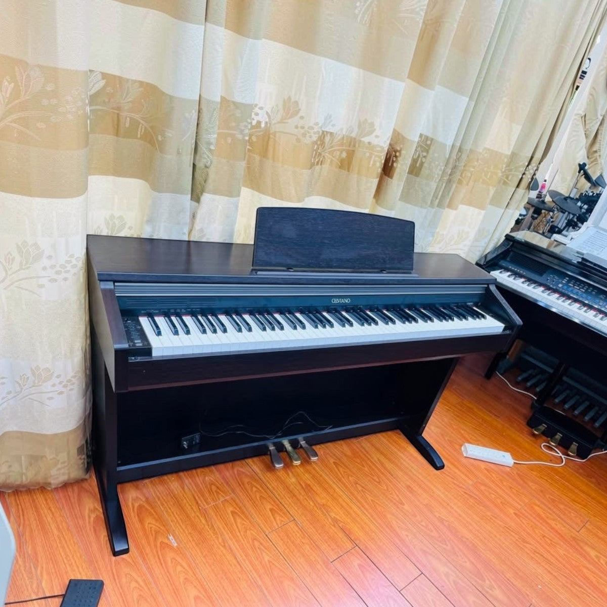 Đàn piano điện Casio AP200 dáng tủ màu đen sang trọng tại TÂN NHẠC CỤ, bàn phím búa 88 phím và pedal chắc chắn.