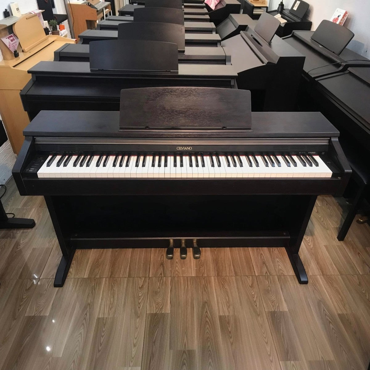 Đàn piano điện Casio AP200 màu đen dáng tủ tại Tân Nhạc Cụ với bàn phím búa 88 phím và thiết kế chắc chắn