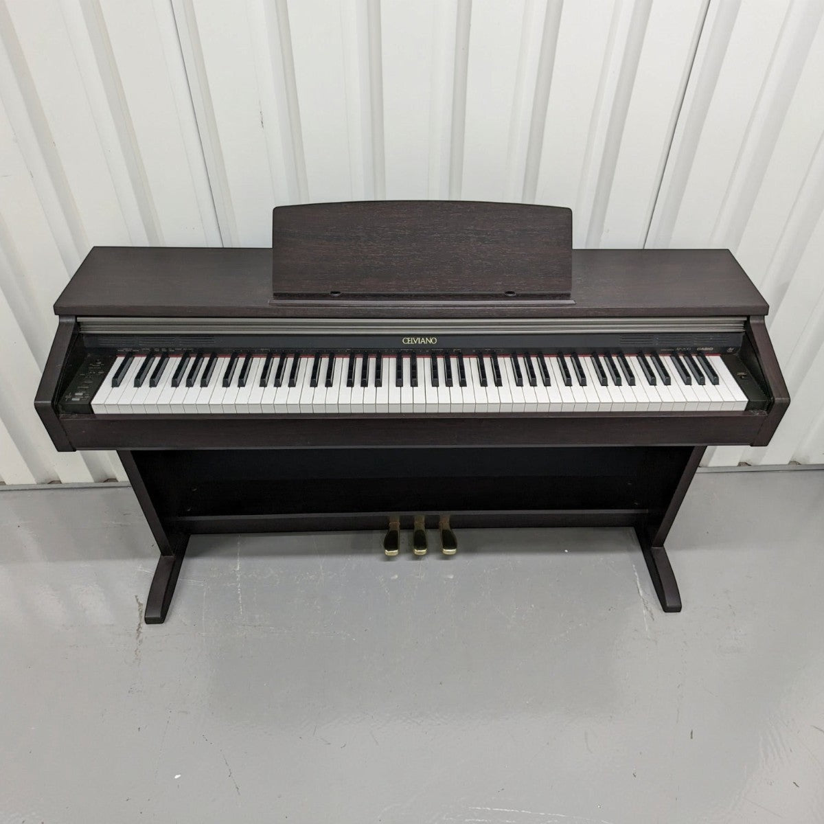 Đàn piano điện Casio AP200 Celviano màu nâu gỗ với thiết kế dáng tủ chắc chắn tại TÂN NHẠC CỤ