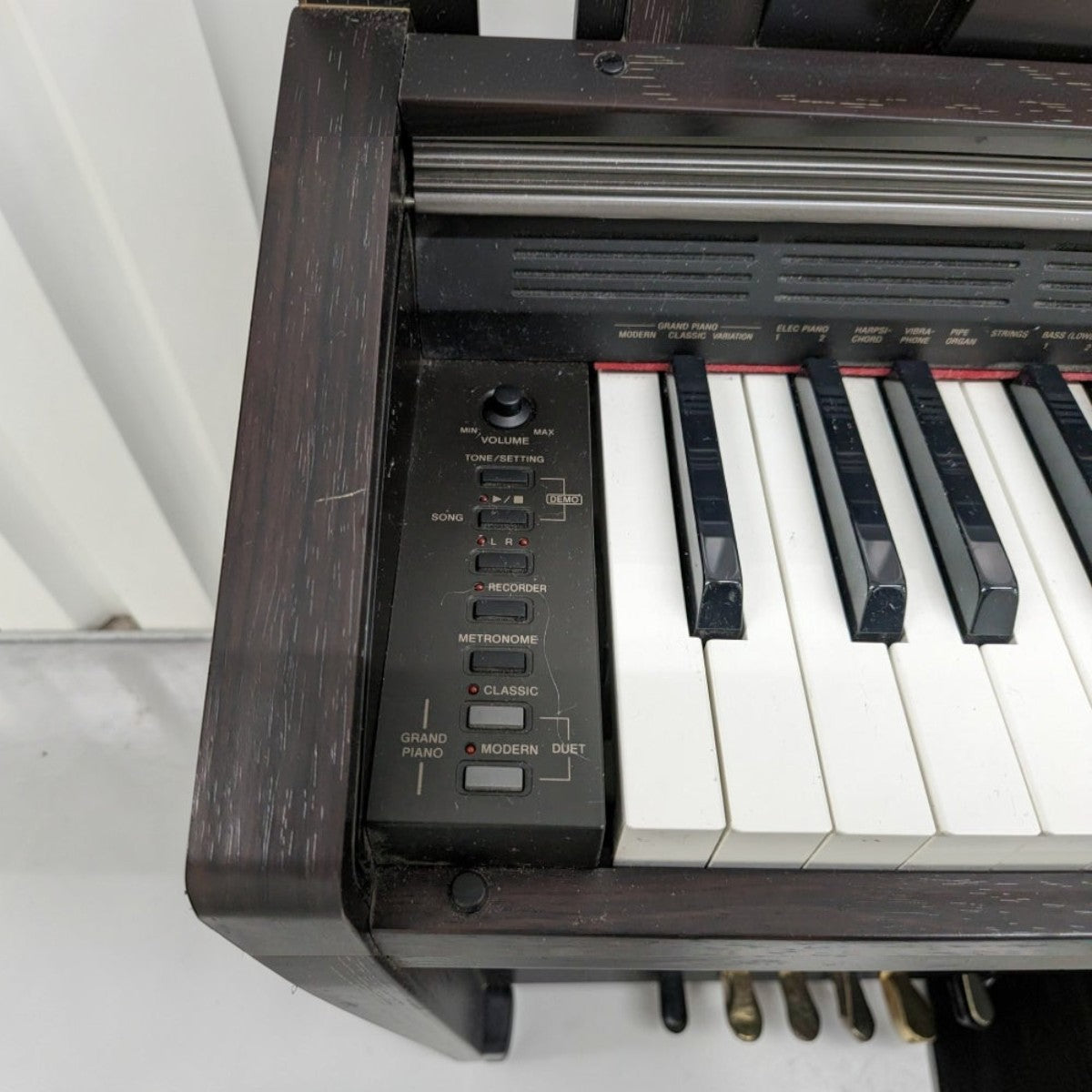 Bảng điều khiển và bàn phím đàn piano điện Casio AP200 tại Tân Nhạc Cụ với thiết kế dáng tủ màu gỗ tối