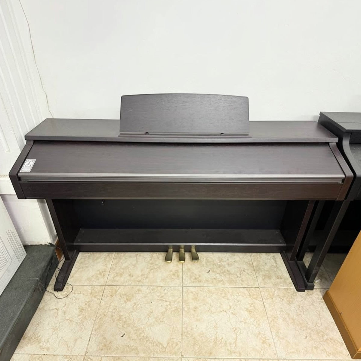 Đàn piano điện Casio AP200 dáng tủ màu nâu gỗ sang trọng tại Tân Nhạc Cụ