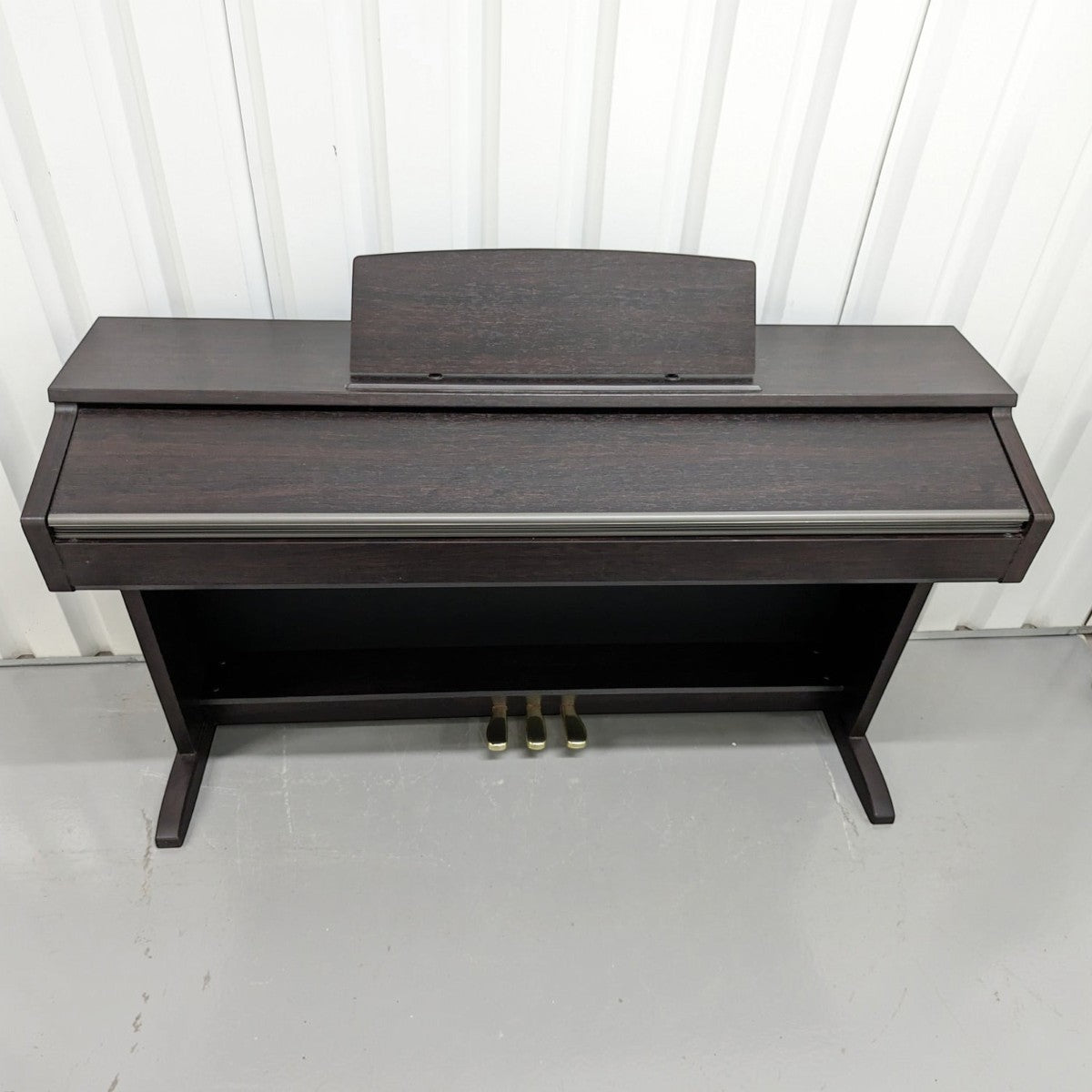 Đàn piano điện Casio AP200 dáng tủ màu nâu gỗ sang trọng tại TÂN NHẠC CỤ, thiết kế 88 phím búa chắc chắn.