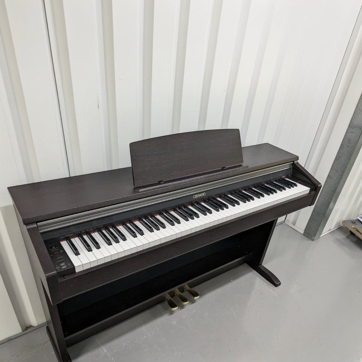 Đàn piano điện Casio AP200 Celviano màu nâu gỗ sang trọng với thiết kế dáng tủ chắc chắn tại TÂN NHẠC CỤ