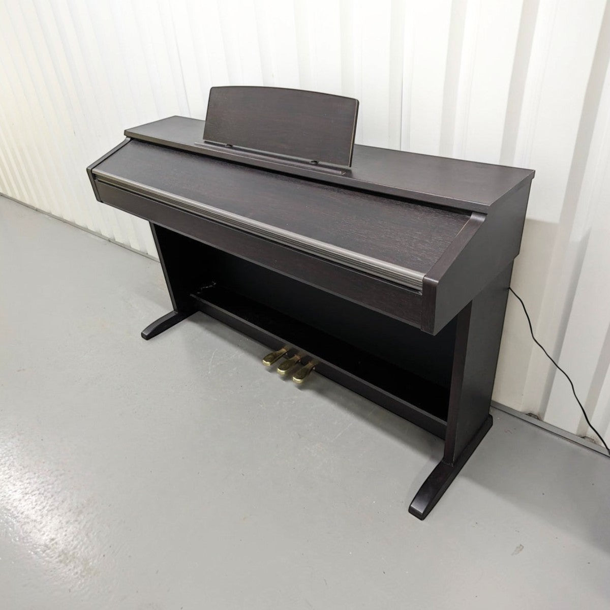 Đàn piano điện Casio AP200 dáng tủ màu nâu gỗ sang trọng tại TÂN NHẠC CỤ, thiết kế 88 phím búa chắc chắn.