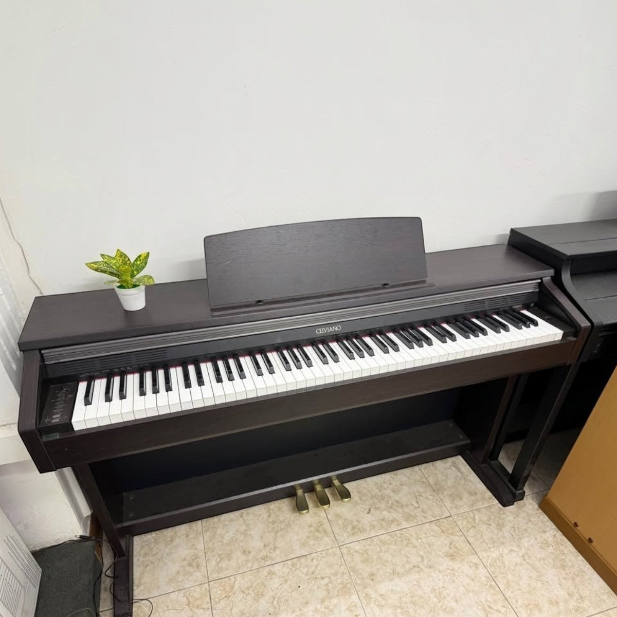 Đàn piano điện Casio AP200 màu nâu gỗ dáng tủ tại TÂN NHẠC CỤ, bàn phím búa 88 phím thiết kế Celviano sang trọng
