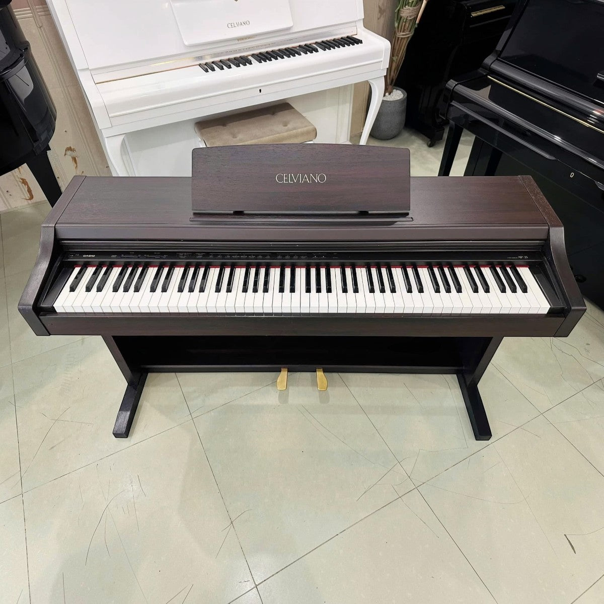 Đàn piano điện TÂN NHẠC CỤ Casio AP21 dáng tủ màu nâu gỗ với bàn phím búa 88 phím chắc chắn tại showroom