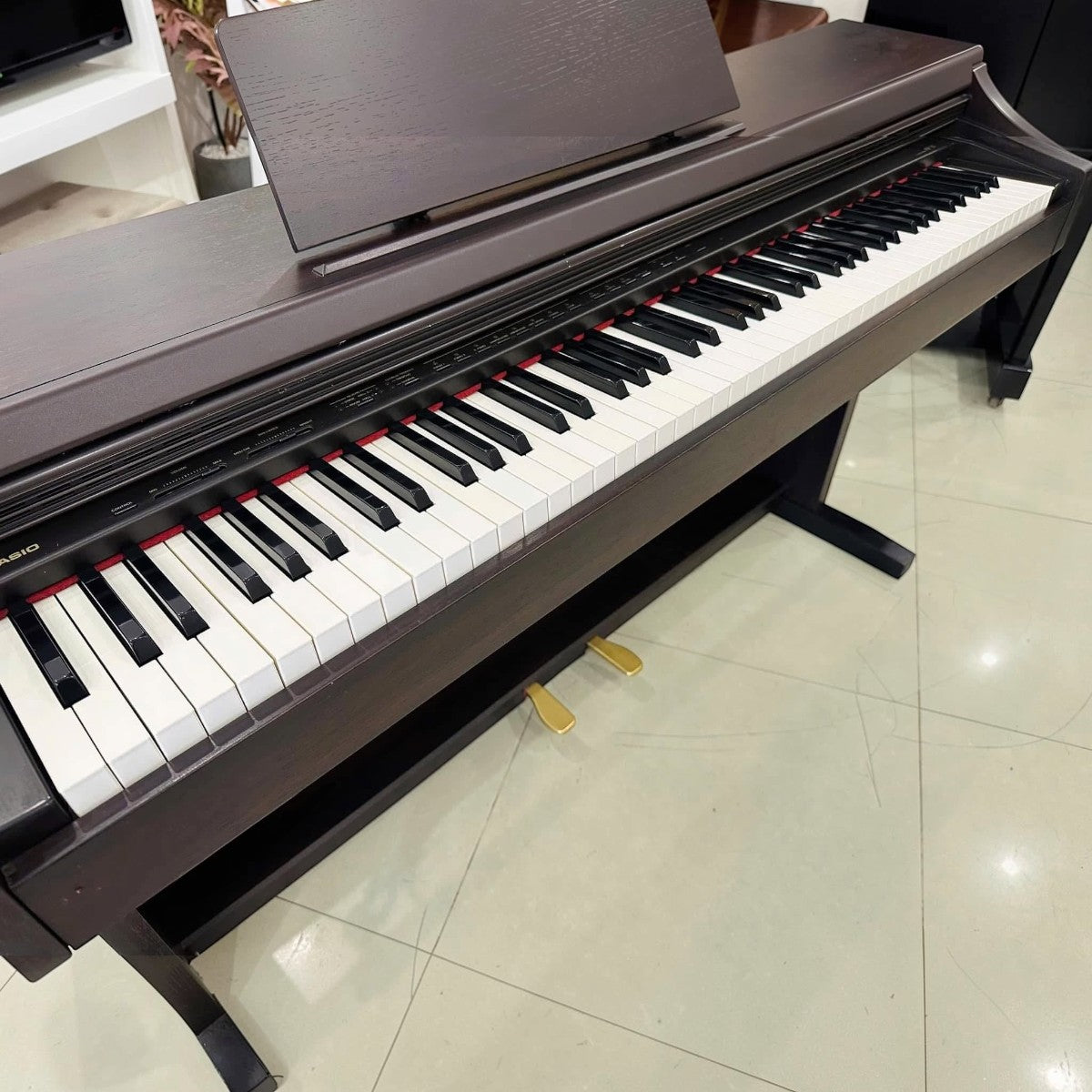 Đàn piano điện TÂN NHẠC CỤ Casio AP21 dáng tủ màu nâu gỗ với bàn phím búa 88 phím chắc chắn