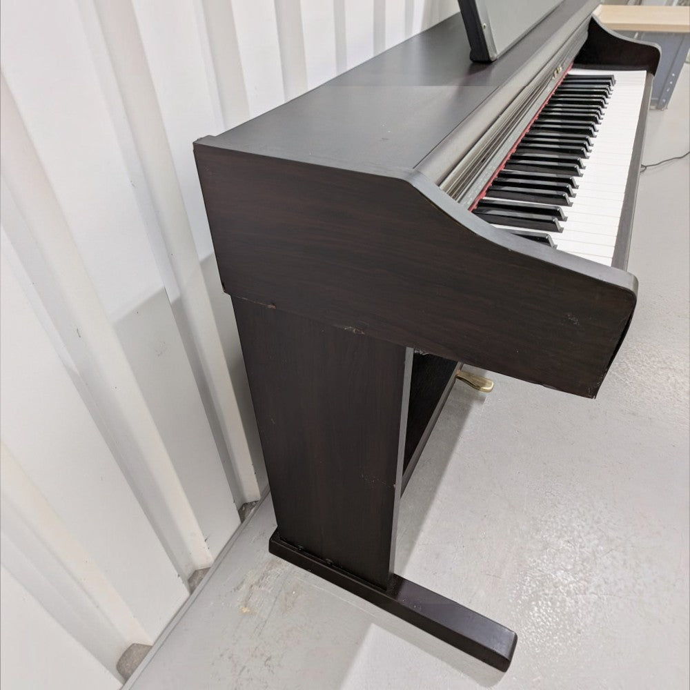 Đàn piano điện TÂN NHẠC CỤ Casio AP25 dáng tủ màu nâu gỗ với bàn phím búa 88 phím, góc nhìn nghiêng từ trên xuống