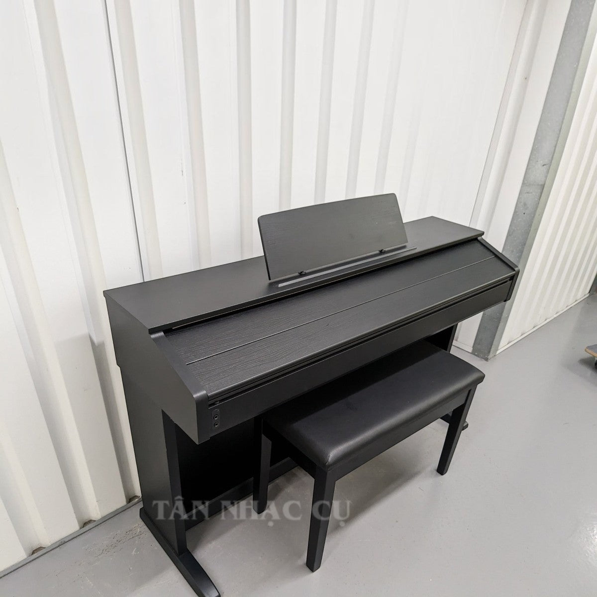 Đàn piano điện Casio AP260 màu đen dáng tủ tại TÂN NHẠC CỤ, thiết kế sang trọng với ghế đàn đi kèm.