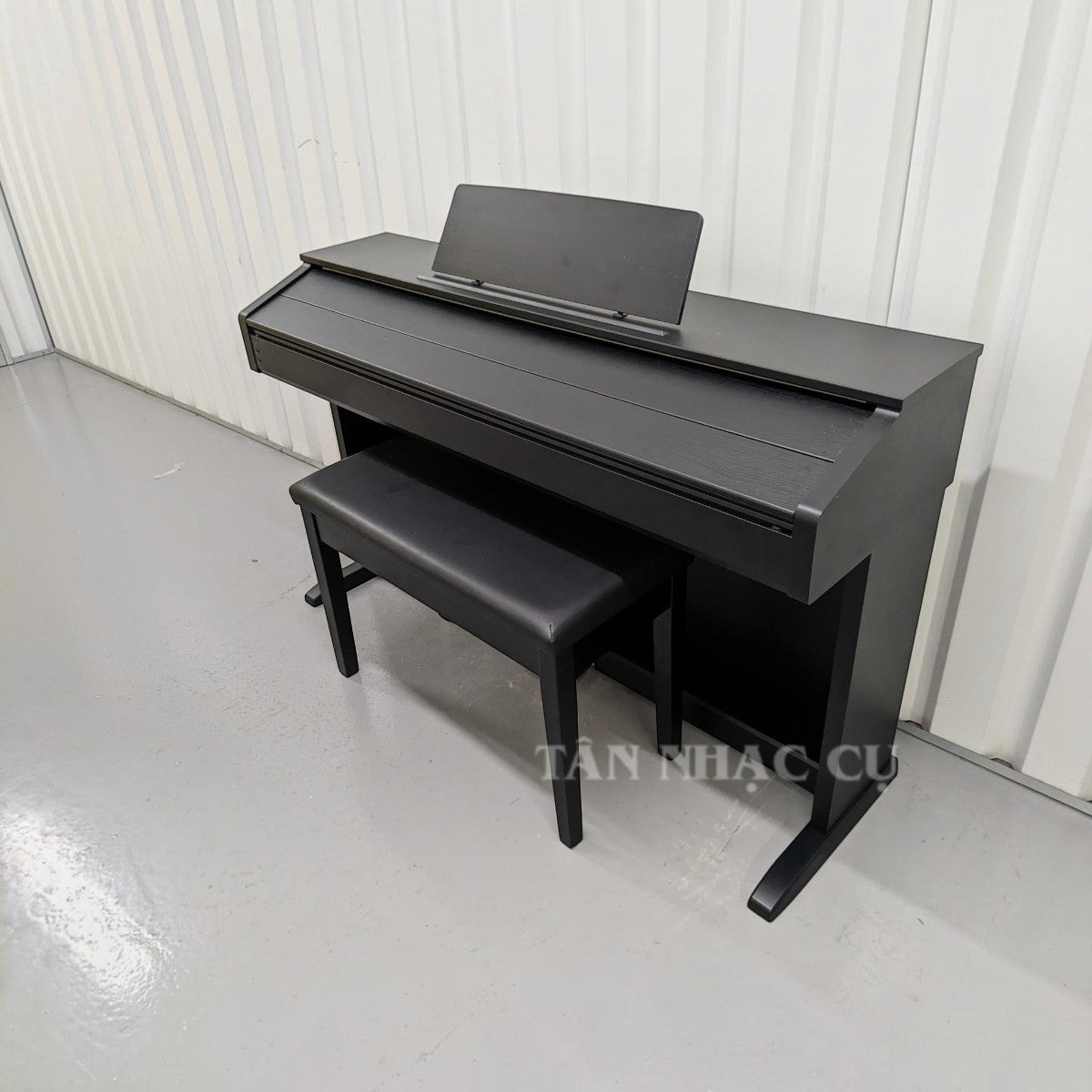 Đàn piano điện Casio AP260 màu đen dáng tủ sang trọng tại TÂN NHẠC CỤ, kèm ghế ngồi đồng bộ.