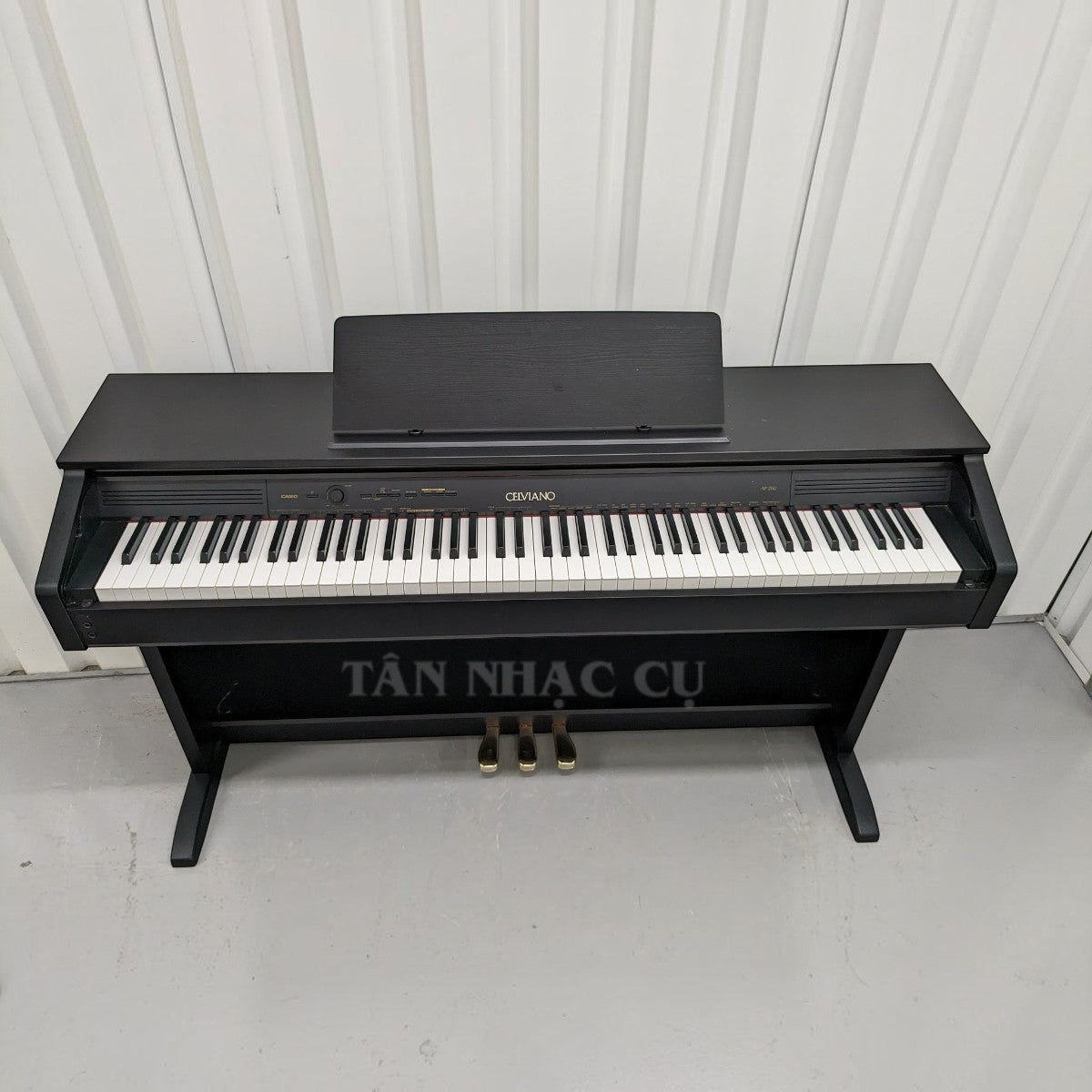 Đàn piano điện Casio AP260 dáng tủ màu đen tại TÂN NHẠC CỤ với bàn phím búa 88 phím và giá để nhạc