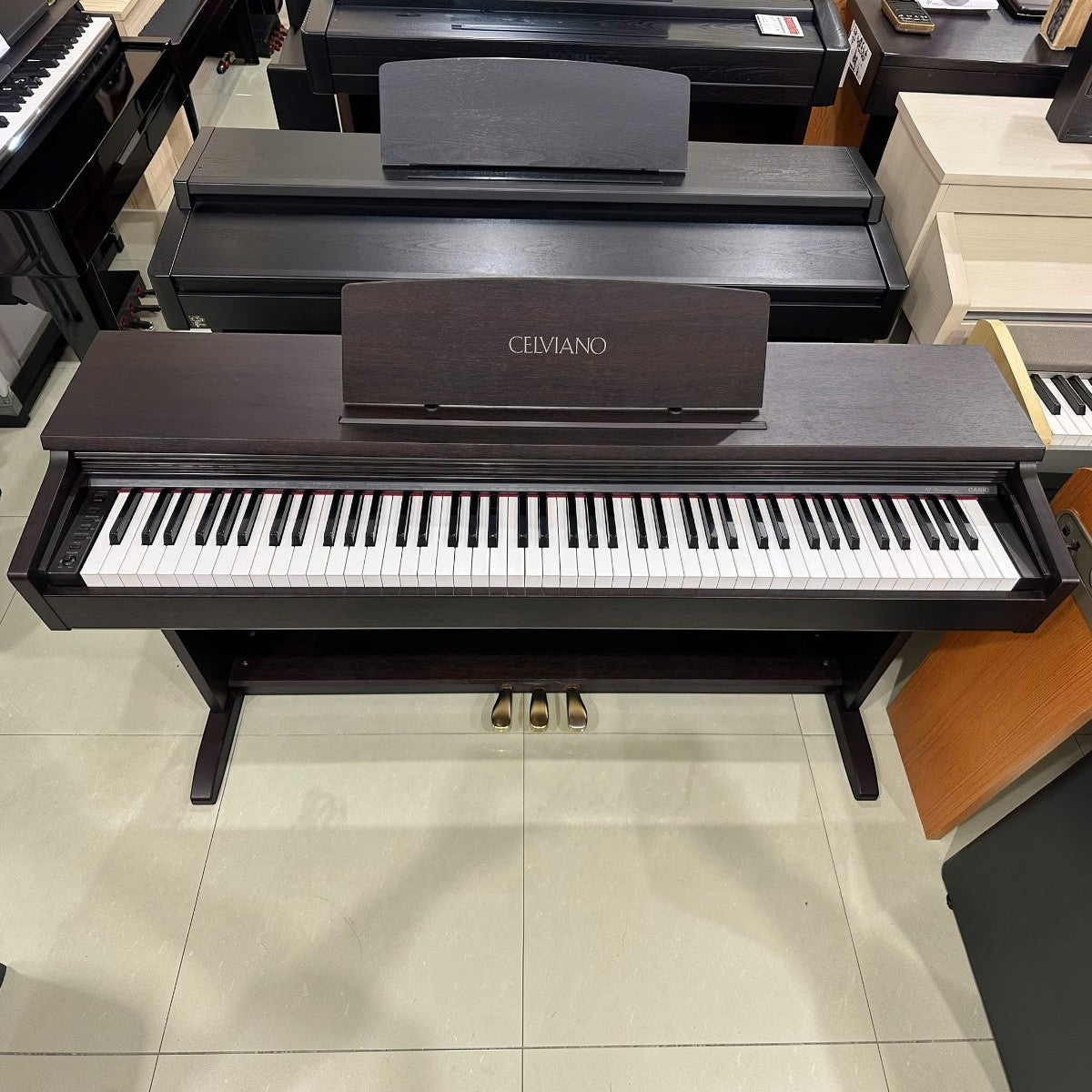 Đàn piano điện Casio AP26 dáng tủ màu nâu gỗ sang trọng với 88 phím búa tại showroom TÂN NHẠC CỤ