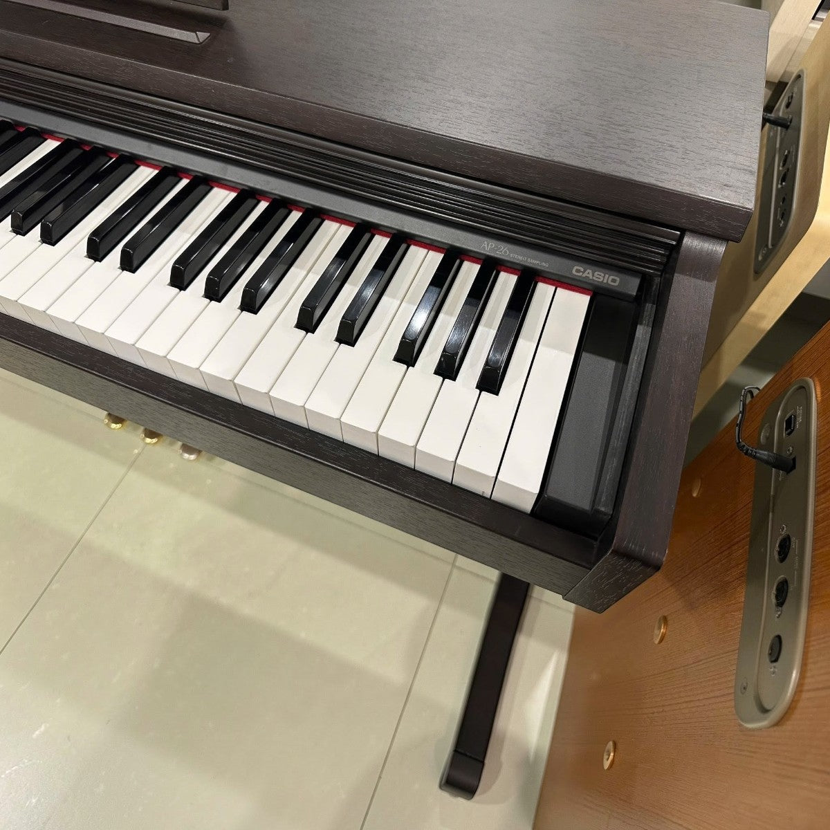 Đàn piano điện Casio AP26 dáng tủ màu nâu gỗ với bàn phím búa 88 phím tại TÂN NHẠC CỤ
