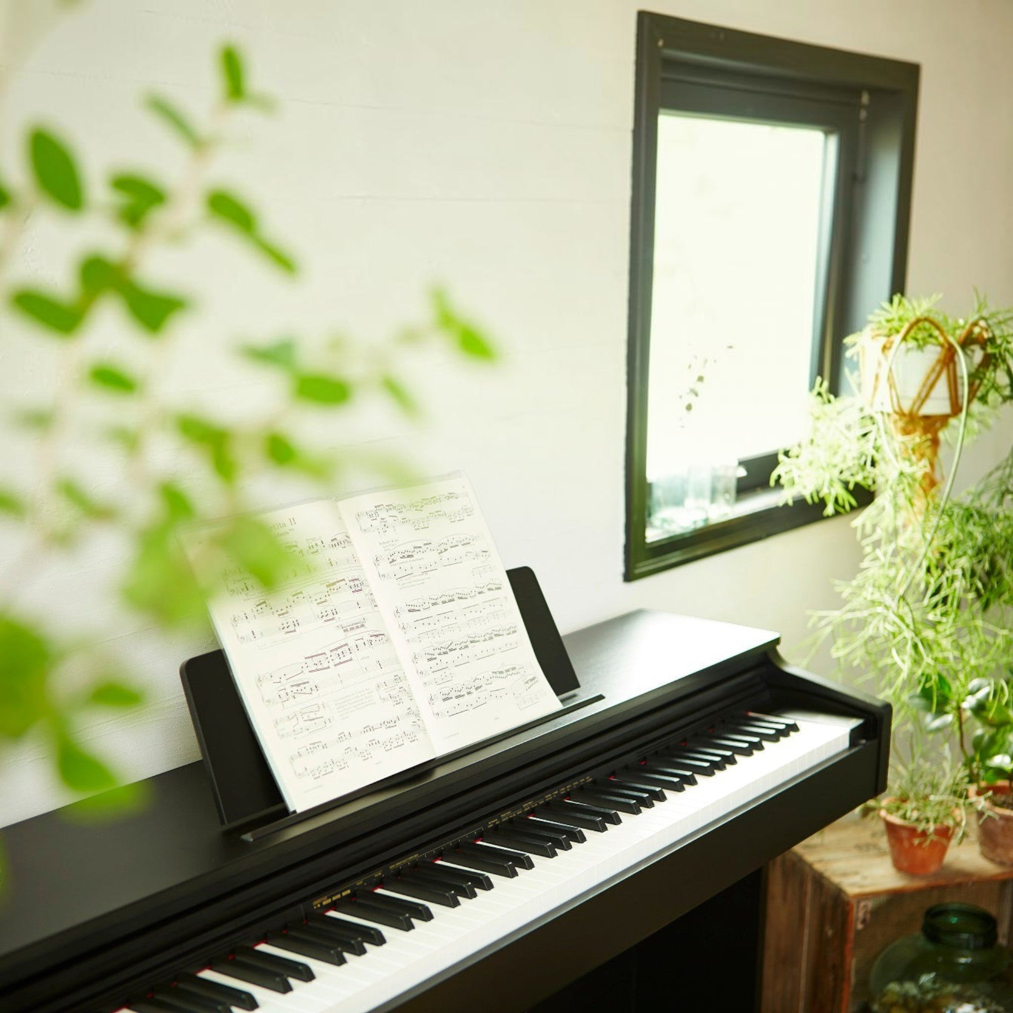 Đàn piano điện Casio AP-270 màu đen tại TÂN NHẠC CỤ, thiết kế dáng tủ sang trọng với bản nhạc đặt trên giá đỡ