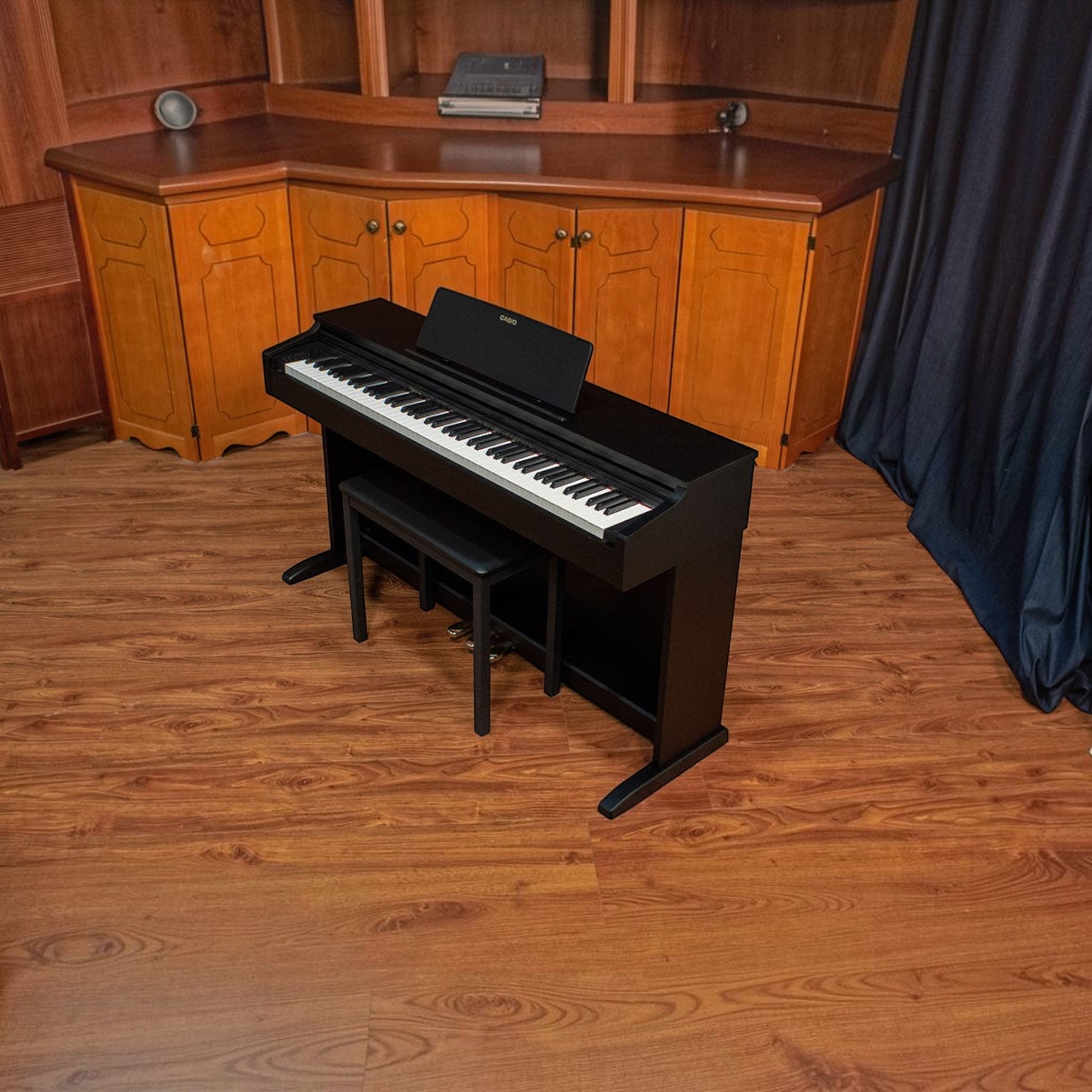 Đàn piano điện Casio AP-270 màu đen sang trọng tại showroom TÂN NHẠC CỤ, thiết kế dáng tủ hiện đại với ghế đi kèm.