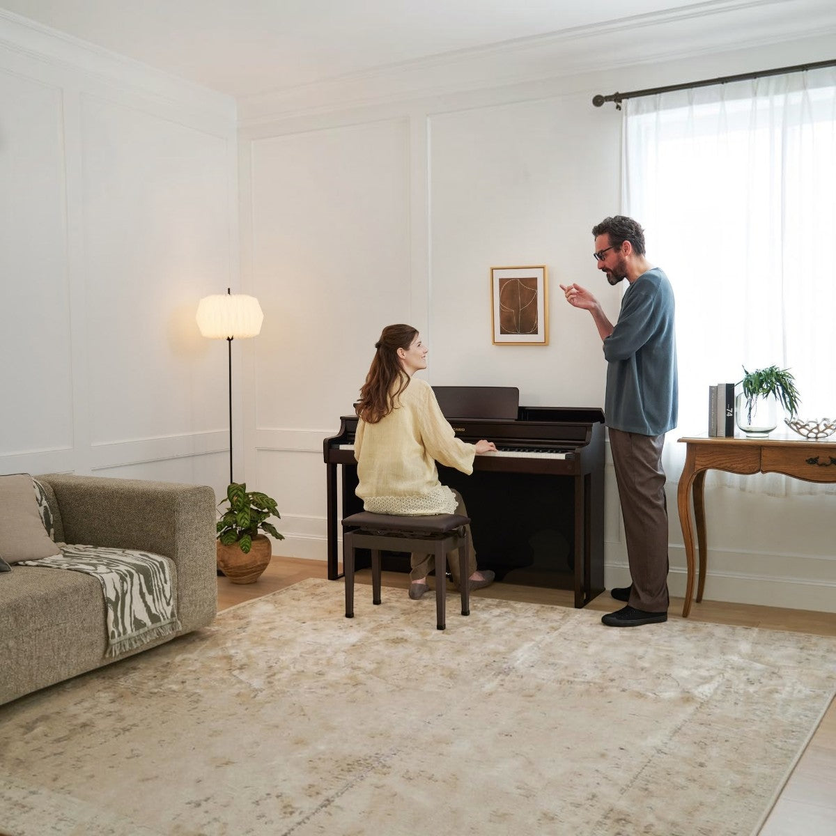Đàn piano điện Casio AP-300 tại TÂN NHẠC CỤ, người phụ nữ đang chơi đàn trong không gian phòng khách sang trọng.