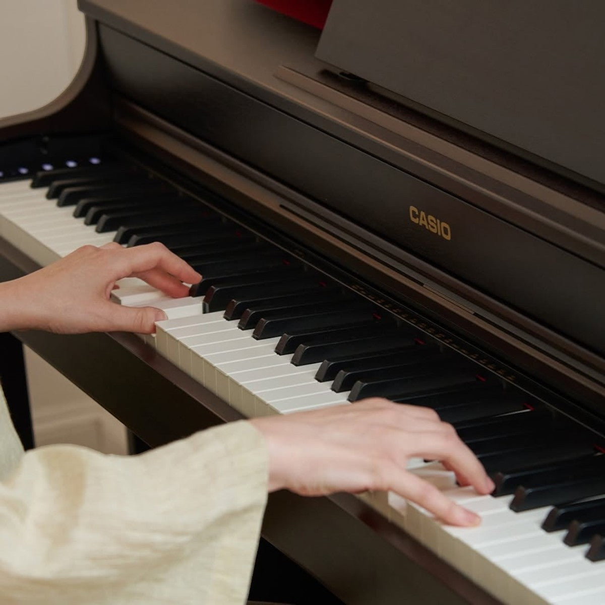 Người chơi đang sử dụng bàn phím đàn piano điện Casio AP-300 tại showroom TÂN NHẠC CỤ