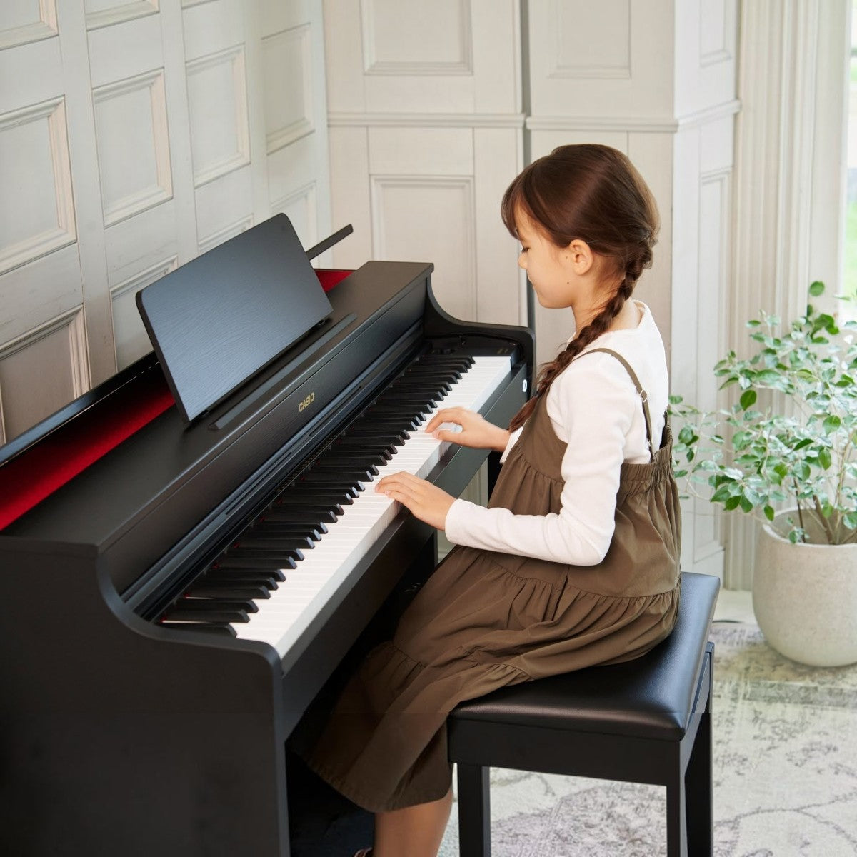 Bé gái đang chơi đàn piano điện Casio AP-300 màu đen sang trọng tại showroom TÂN NHẠC CỤ