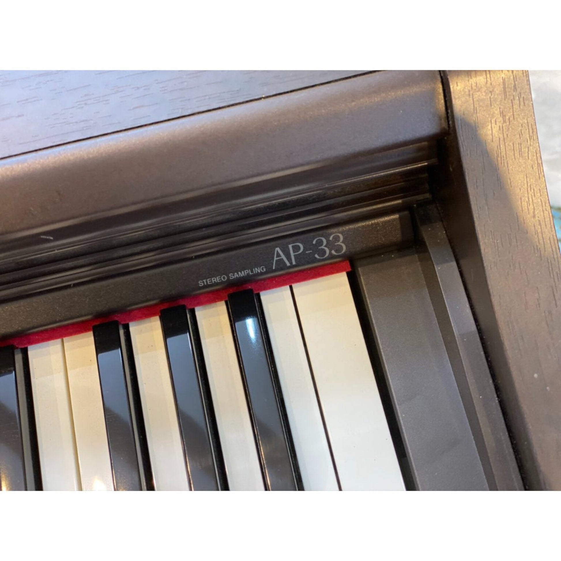 Cận cảnh bàn phím và logo model AP-33 trên đàn piano điện Casio tại TÂN NHẠC CỤ