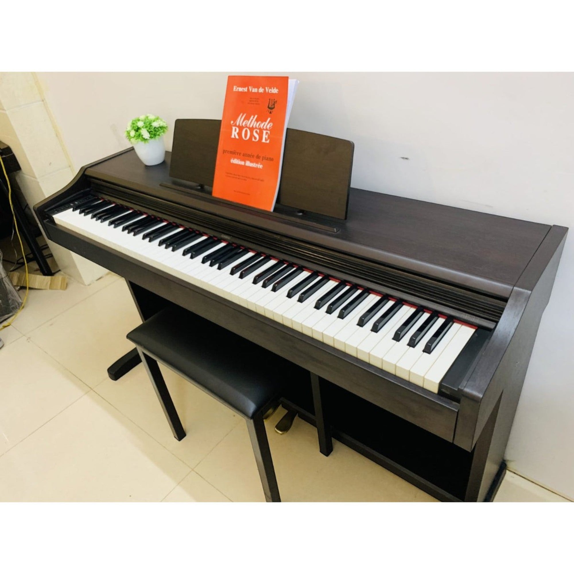 Đàn piano điện Casio AP33 màu nâu gỗ sang trọng tại TÂN NHẠC CỤ với thiết kế cổ điển và 88 phím đàn chuẩn
