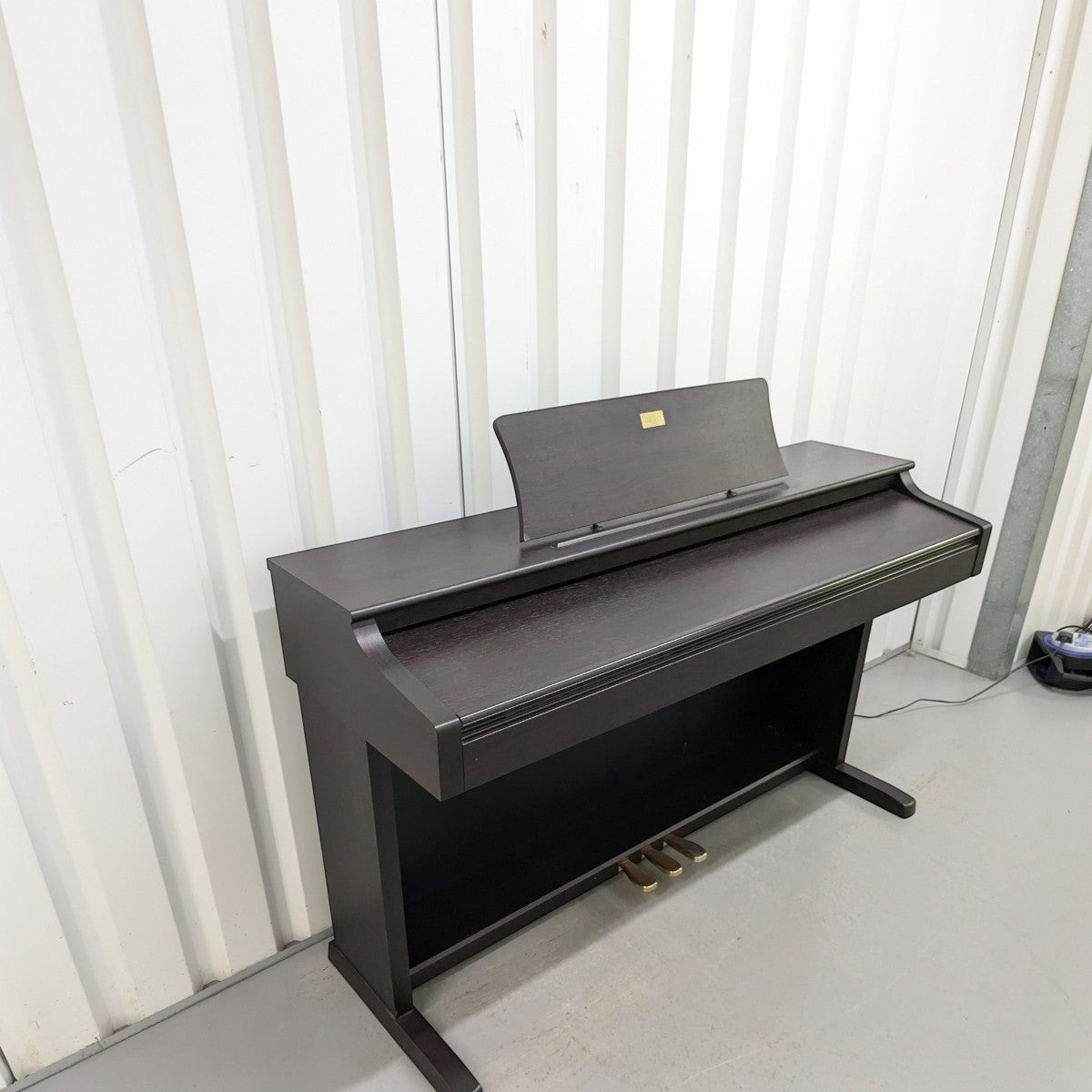 Đàn piano điện Casio AP-38 màu nâu gỗ sang trọng tại Tân Nhạc Cụ với thiết kế tủ đứng cổ điển và 3 pedal