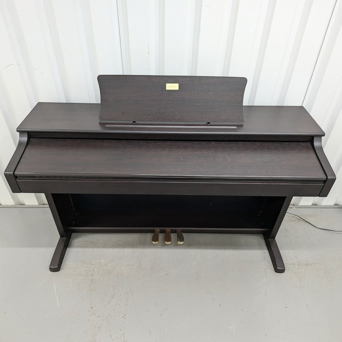 Đàn piano điện TÂN NHẠC CỤ Casio AP-38 màu nâu gỗ sang trọng với thiết kế tủ console cổ điển và nắp đậy phím