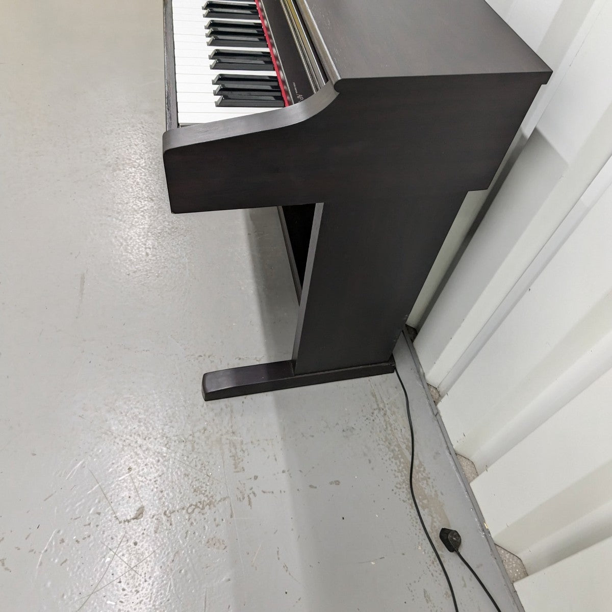 Đàn piano điện TÂN NHẠC CỤ Casio AP-38 màu nâu gỗ với thiết kế tủ đứng cổ điển, nhìn từ góc nghiêng