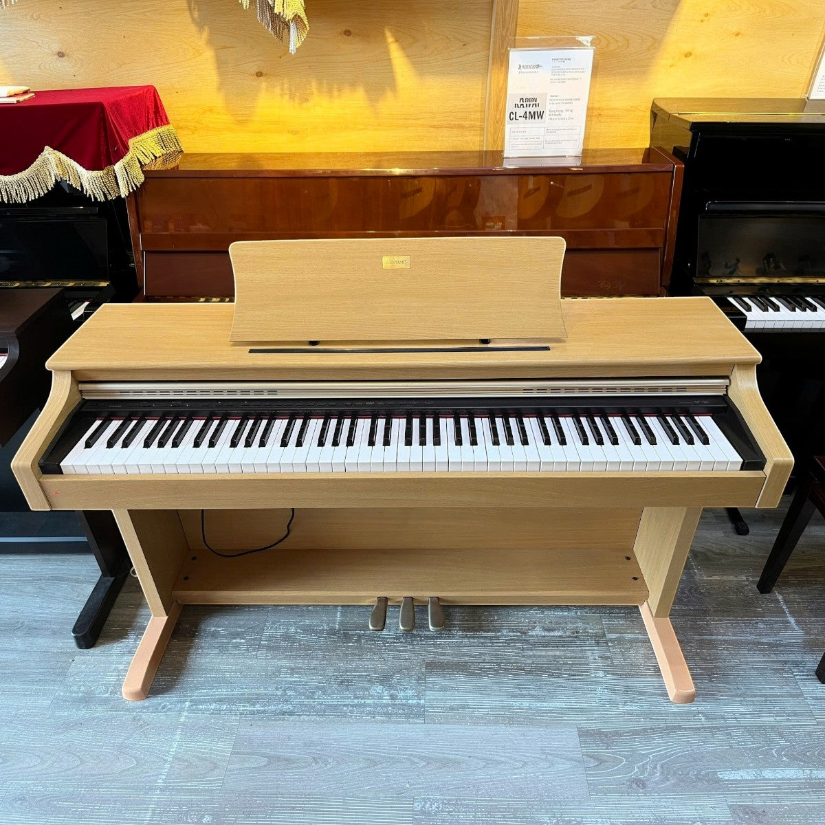 Đàn piano điện TÂN NHẠC CỤ Casio AP-38 màu gỗ sáng với thiết kế tủ console cổ điển và bàn phím 88 phím búa