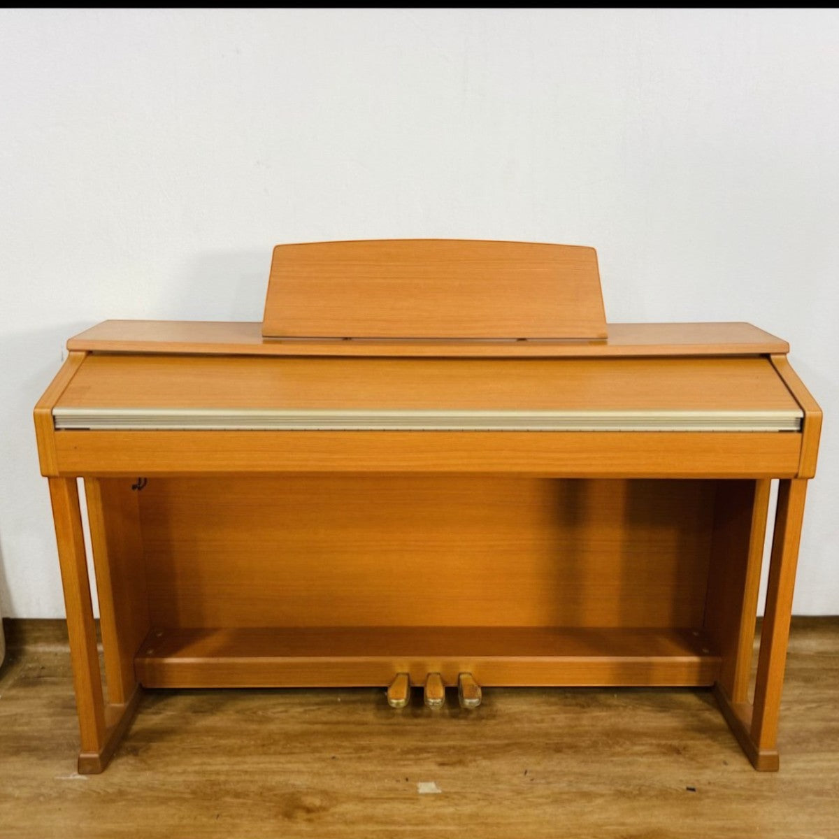Đàn piano điện Casio AP-400 dáng tủ màu gỗ sang trọng tại TÂN NHẠC CỤ với thiết kế 88 phím búa và 3 pedal