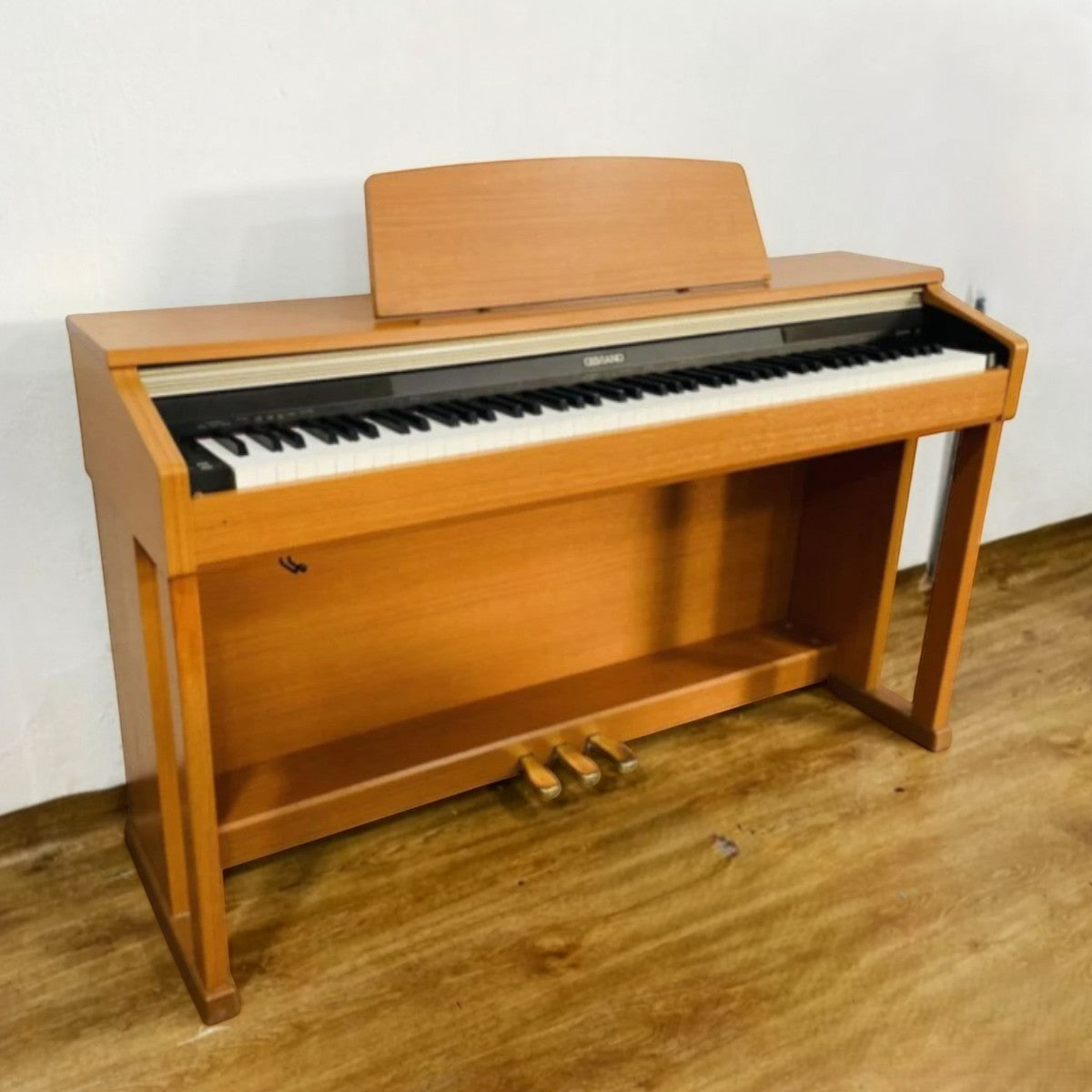 Đàn piano điện TÂN NHẠC CỤ Casio AP-400 dáng tủ màu gỗ tự nhiên với 88 phím búa và 3 pedal