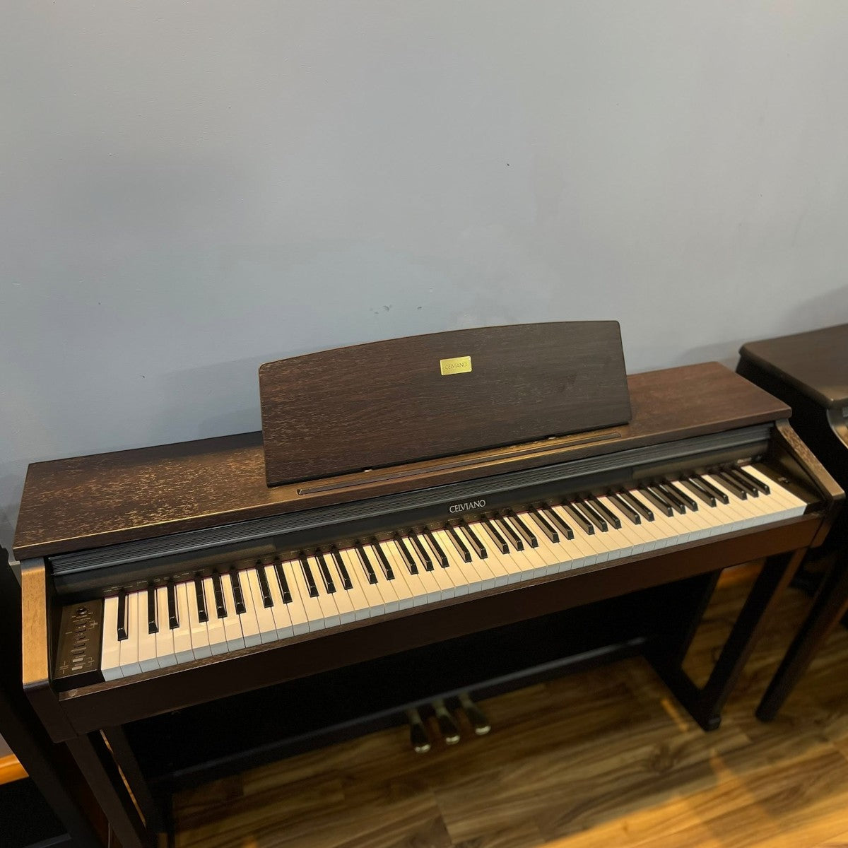 Đàn piano điện TÂN NHẠC CỤ Casio AP-400 dáng tủ màu gỗ nâu sang trọng với 88 phím búa Tri-Sensor
