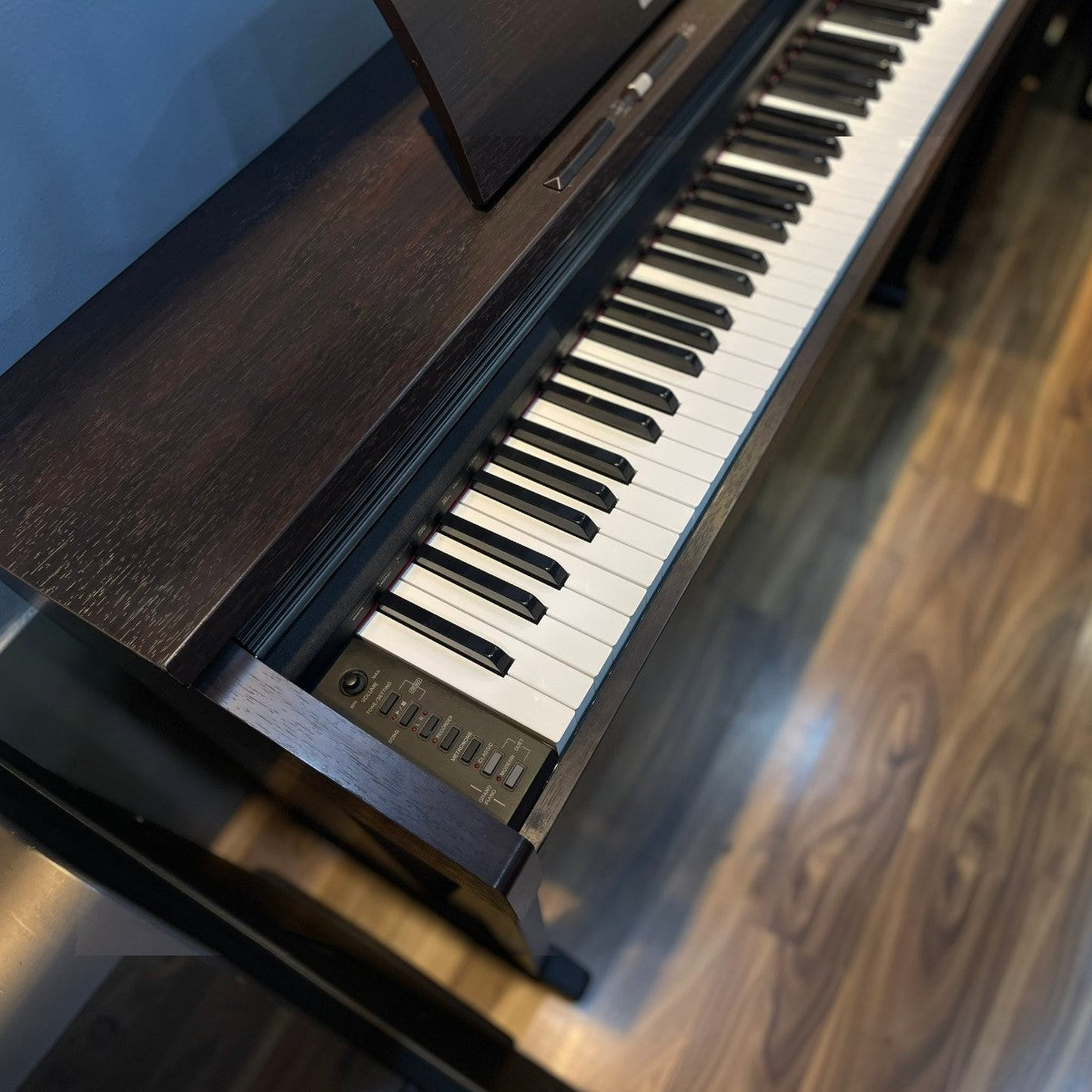 Đàn piano điện TÂN NHẠC CỤ Casio AP-400 màu gỗ nâu sang trọng với bàn phím 88 phím búa Tri-Sensor