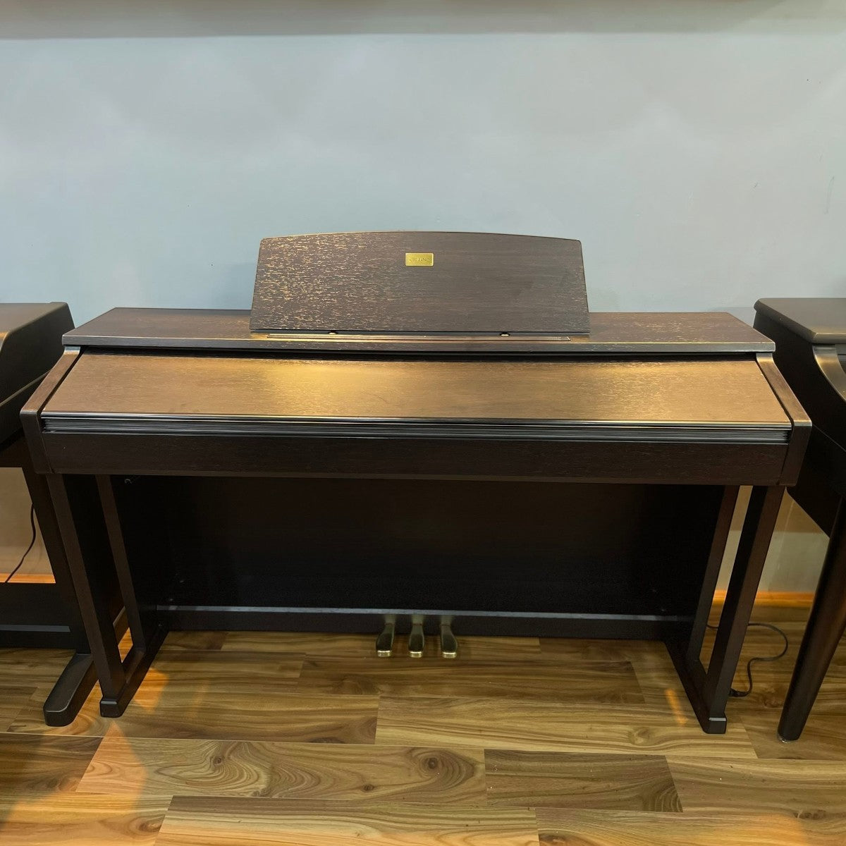 Đàn piano điện TÂN NHẠC CỤ Casio AP-400 dáng tủ màu gỗ nâu sang trọng với 88 phím búa và 3 pedal