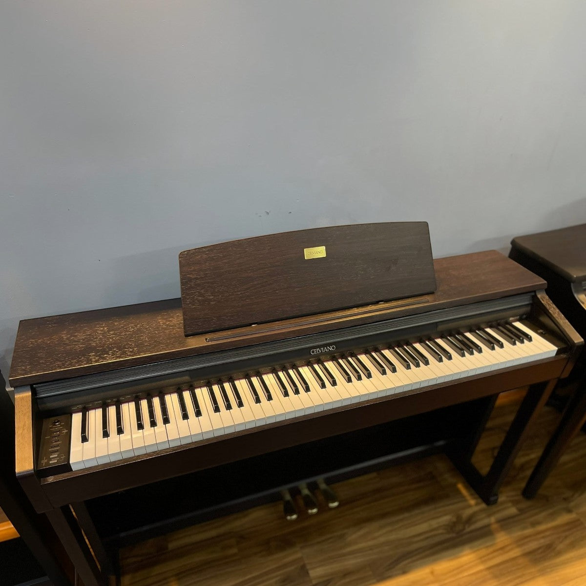 Đàn piano điện TÂN NHẠC CỤ Casio AP-400 màu nâu gỗ sang trọng với thiết kế dáng tủ Celviano và 88 phím búa chuẩn