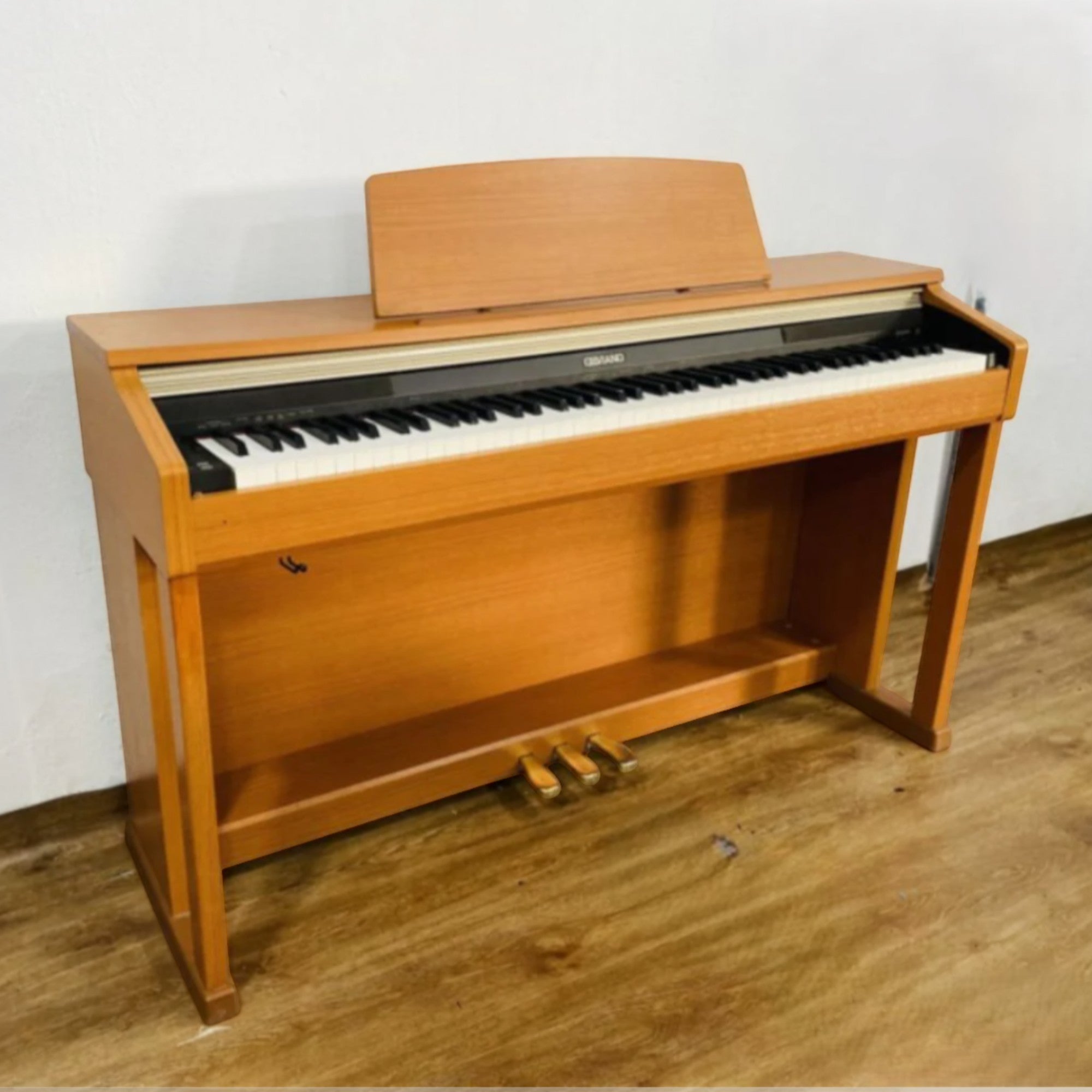 Đàn piano điện Casio AP400CY màu gỗ sang trọng tại TÂN NHẠC CỤ với thiết kế nhỏ gọn và bàn phím 88 phím cảm ứng