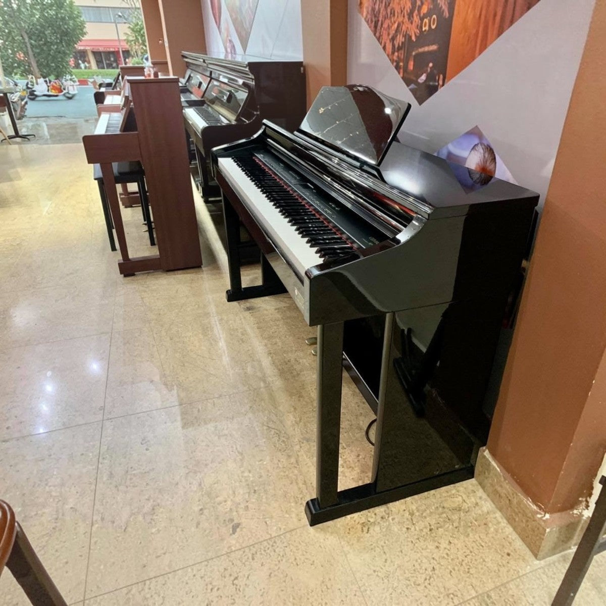 Đàn piano điện Casio AP40 màu đen bóng dáng tủ tại showroom TÂN NHẠC CỤ với 88 phím búa đàn và ba pedal