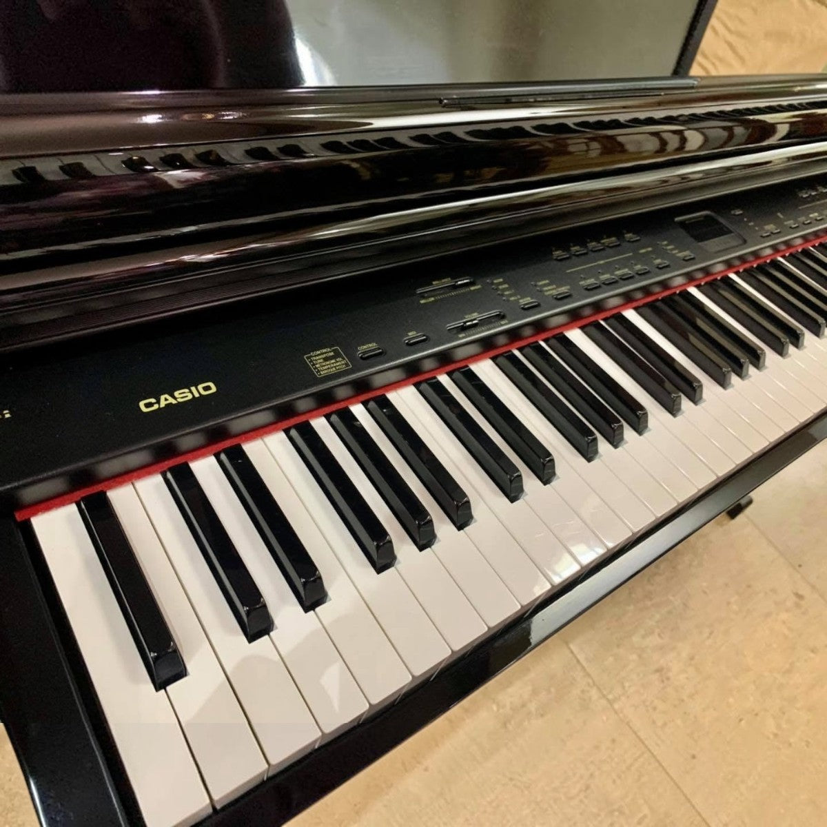 Đàn piano điện Casio AP40 màu đen bóng dáng tủ tại TÂN NHẠC CỤ với bàn phím 88 phím búa đàn