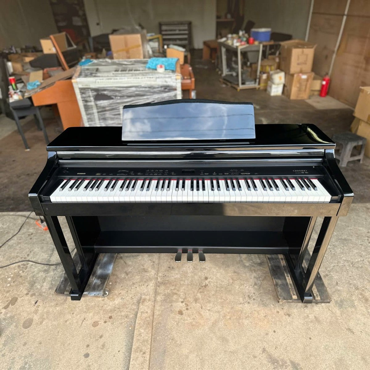 Đàn piano điện Casio AP40 màu đen bóng dáng tủ tại Tân Nhạc Cụ, thiết kế 88 phím búa đàn với 3 pedal chắc chắn.