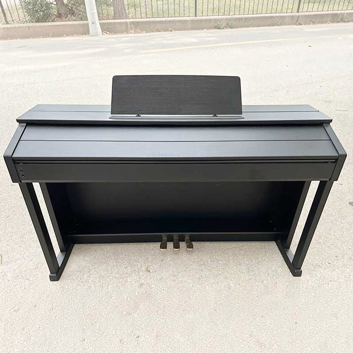 Đàn piano điện Casio AP450 màu đen dáng tủ tại Tân Nhạc Cụ với thiết kế sang trọng và cụm 3 pedal chắc chắn