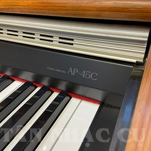 Cận cảnh bàn phím và bảng điều khiển đàn piano điện Casio AP45C tại TÂN NHẠC CỤ với thiết kế phím búa chắc chắn