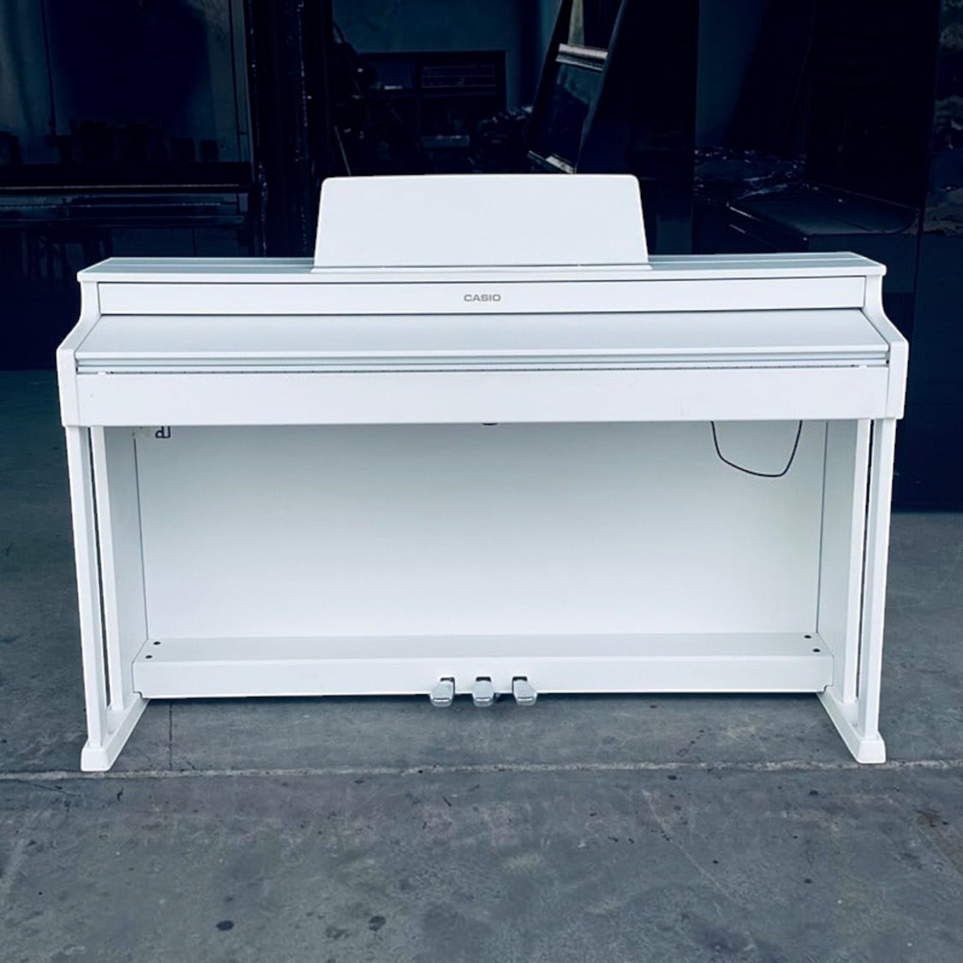 Đàn piano điện Casio AP-470 màu trắng sang trọng tại TÂN NHẠC CỤ, thiết kế dáng tủ hiện đại với ba bàn đạp.