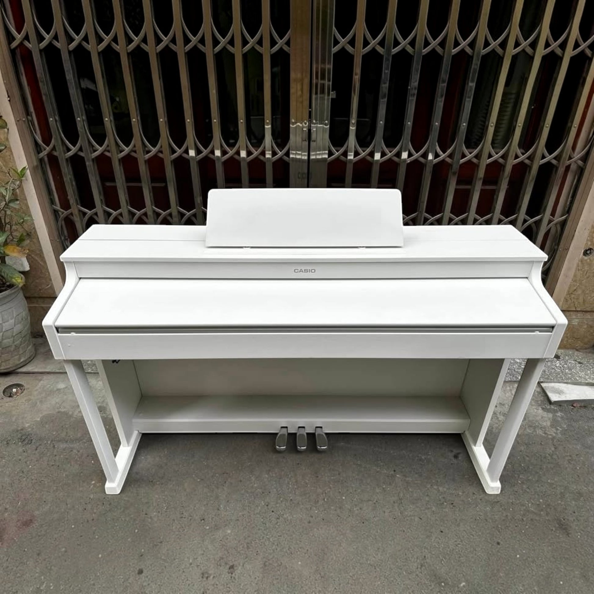 Đàn piano điện Casio AP-470 màu trắng sang trọng, thiết kế dáng tủ hiện đại tại TÂN NHẠC CỤ