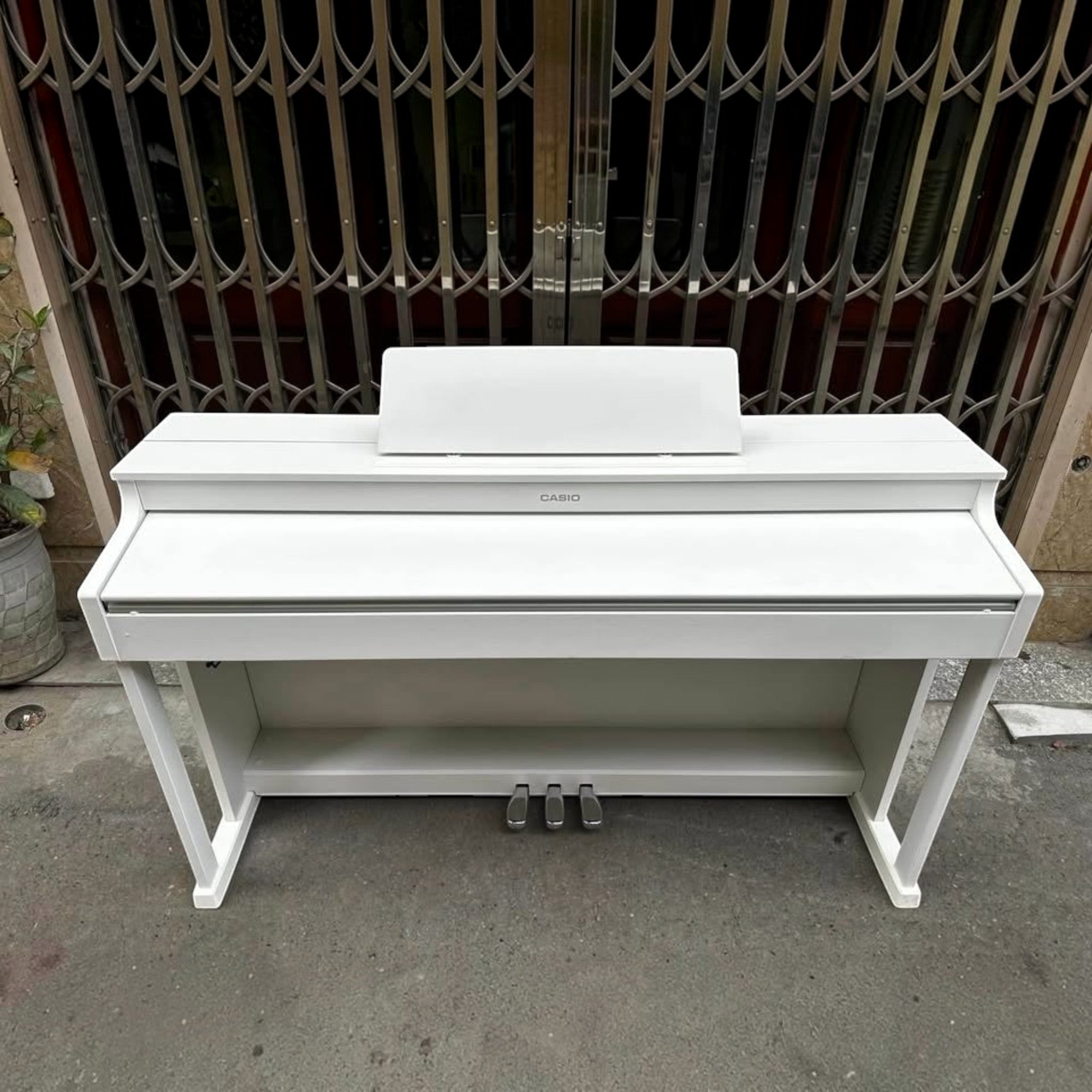 Đàn piano điện Casio AP-470 màu trắng sang trọng, thiết kế dáng tủ hiện đại tại TÂN NHẠC CỤ