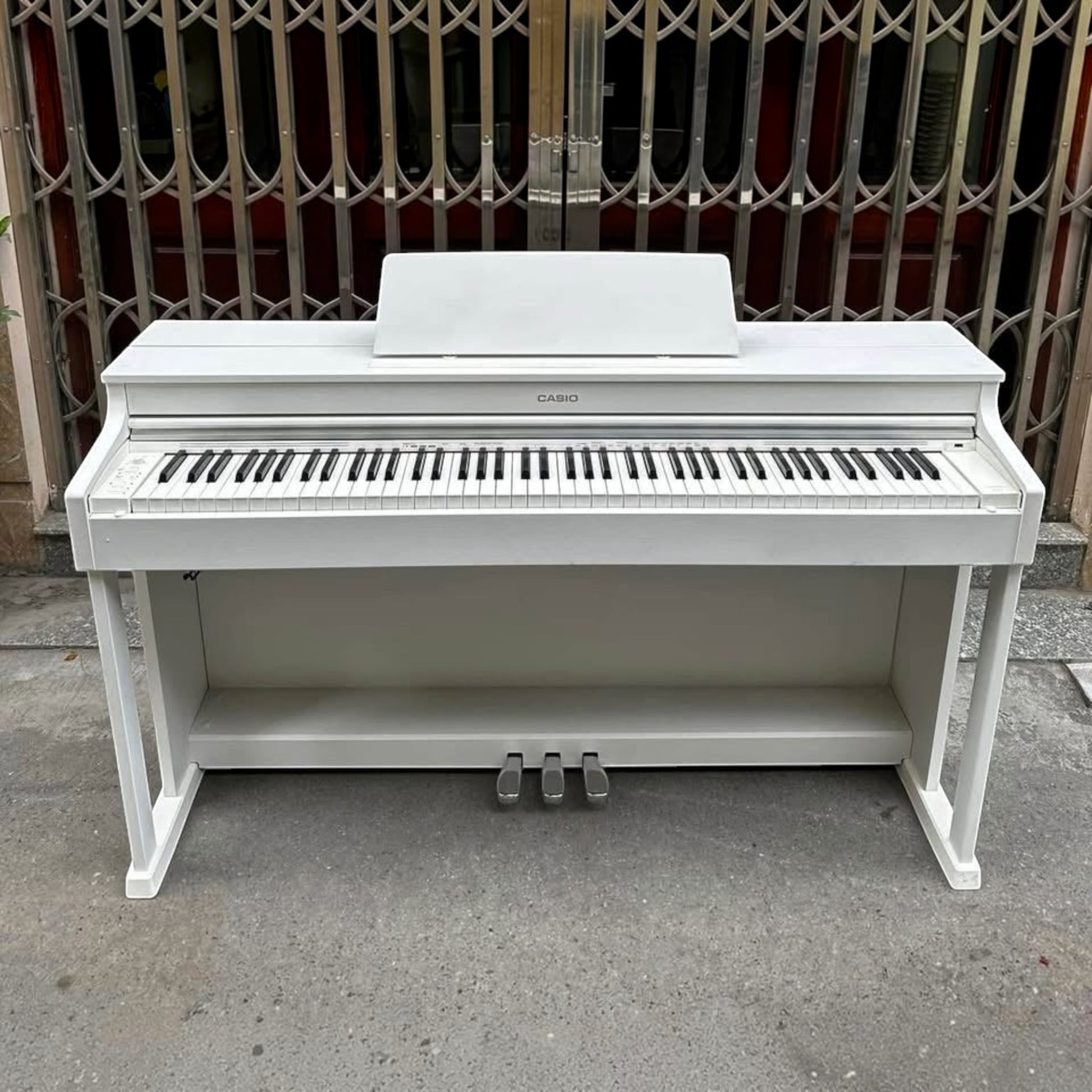 Đàn piano điện Casio AP-470 màu trắng sang trọng tại TÂN NHẠC CỤ, thiết kế dáng tủ hiện đại với 3 bàn đạp.