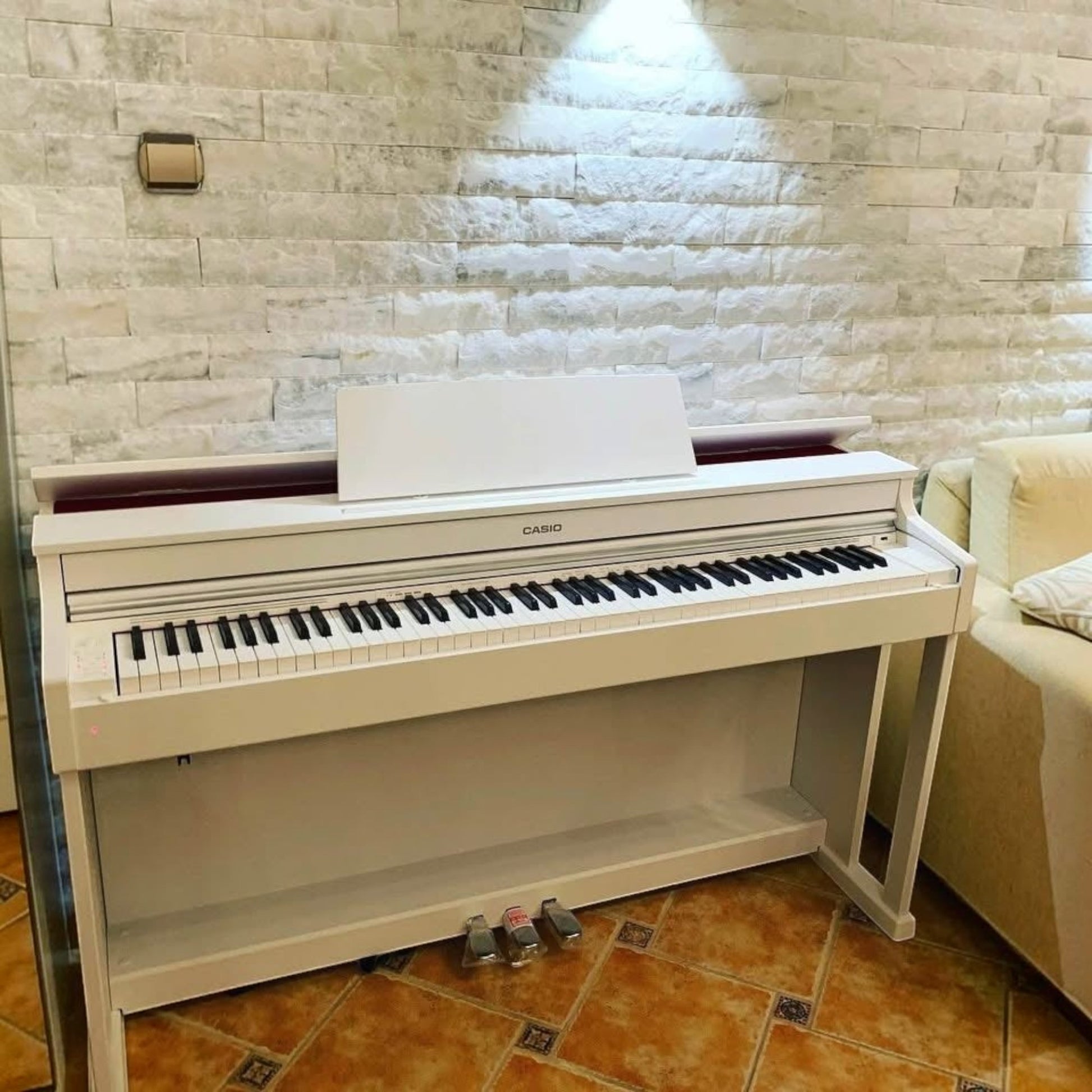 Đàn piano điện Casio AP-470 màu trắng sang trọng tại showroom TÂN NHẠC CỤ, thiết kế dáng tủ hiện đại với nắp đàn mở được.