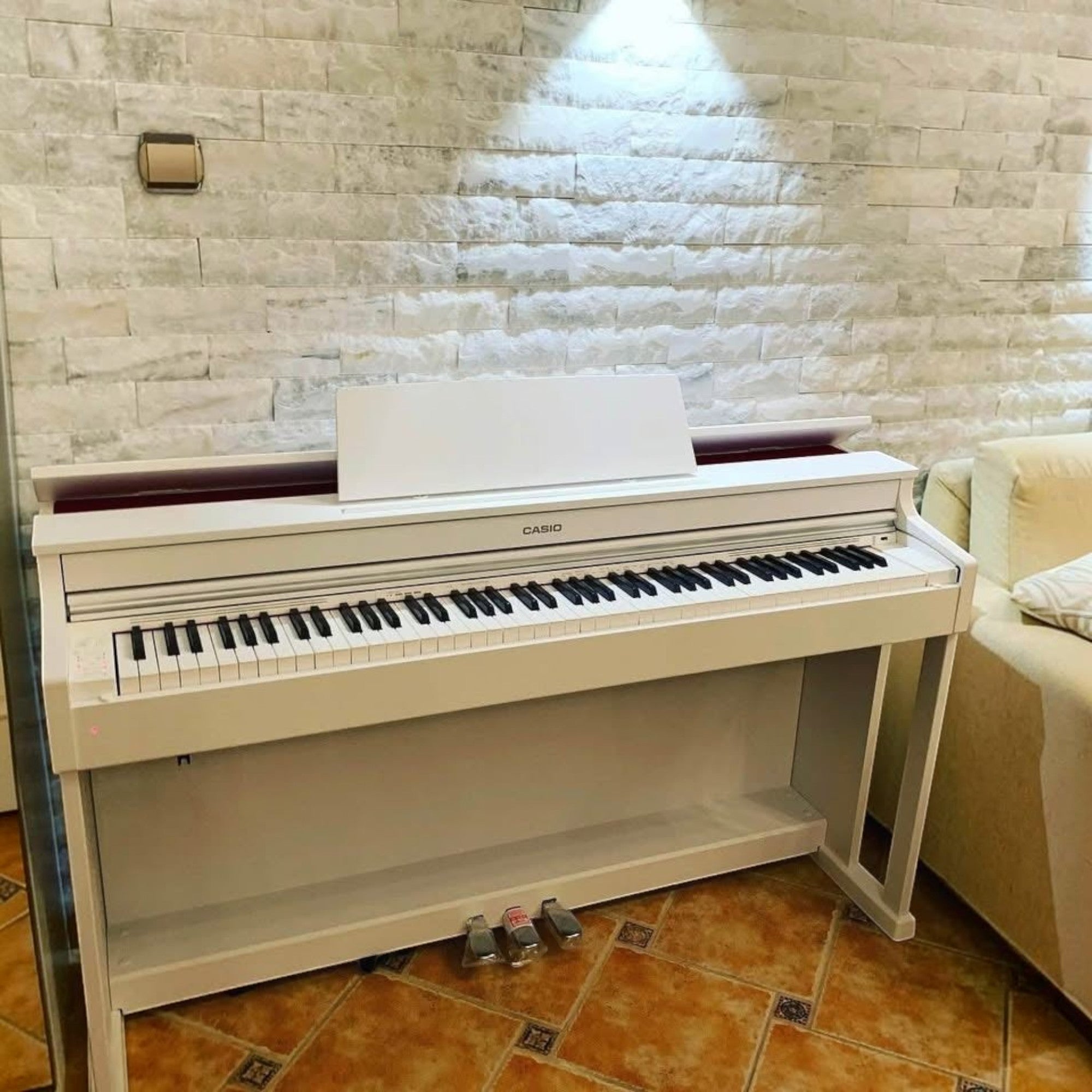 Đàn piano điện Casio AP-470 màu trắng sang trọng tại showroom TÂN NHẠC CỤ, thiết kế dáng tủ hiện đại với nắp đàn mở được.