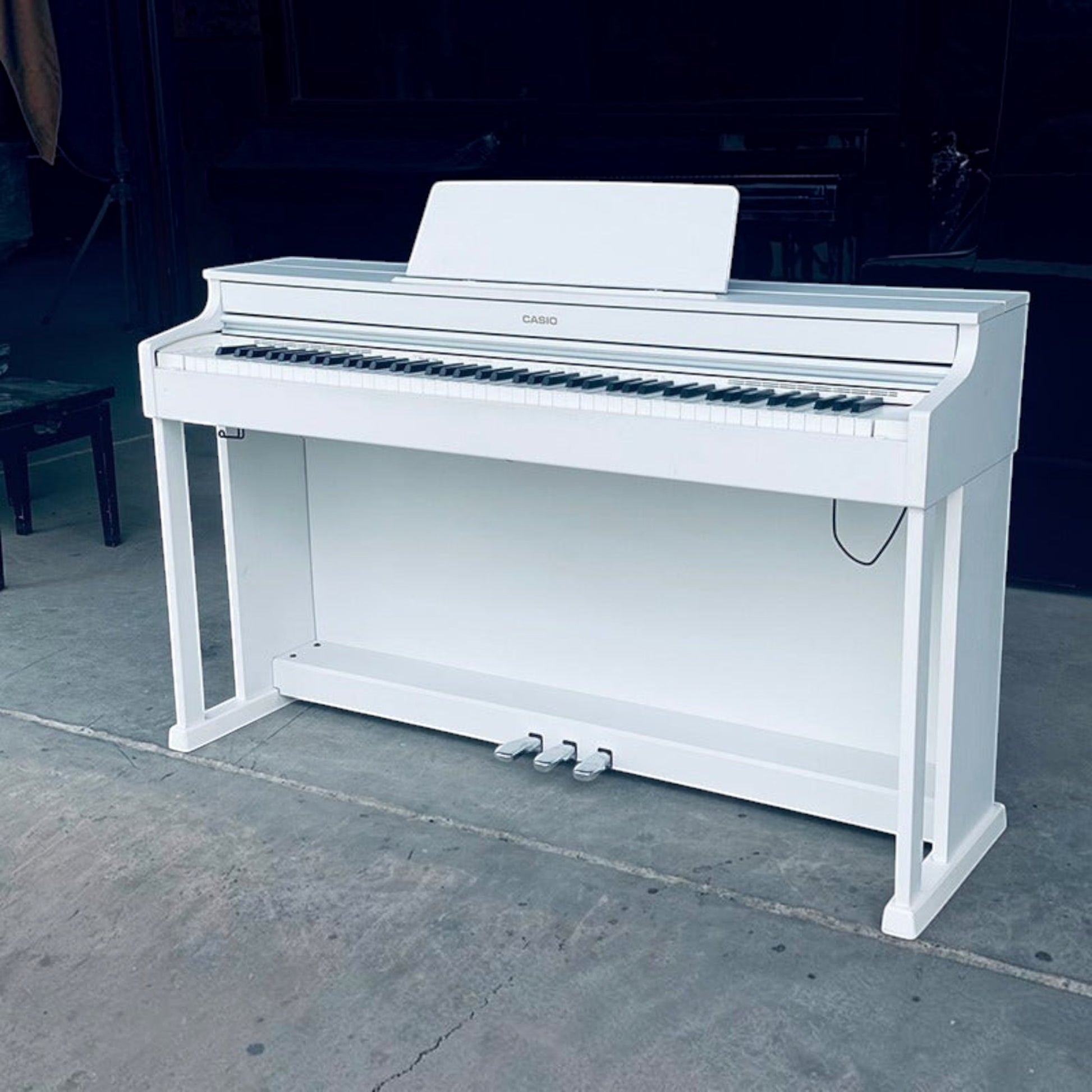 Đàn piano điện Casio AP-470 màu trắng sang trọng tại cửa hàng TÂN NHẠC CỤ, thiết kế dáng tủ hiện đại với 3 bàn đạp.