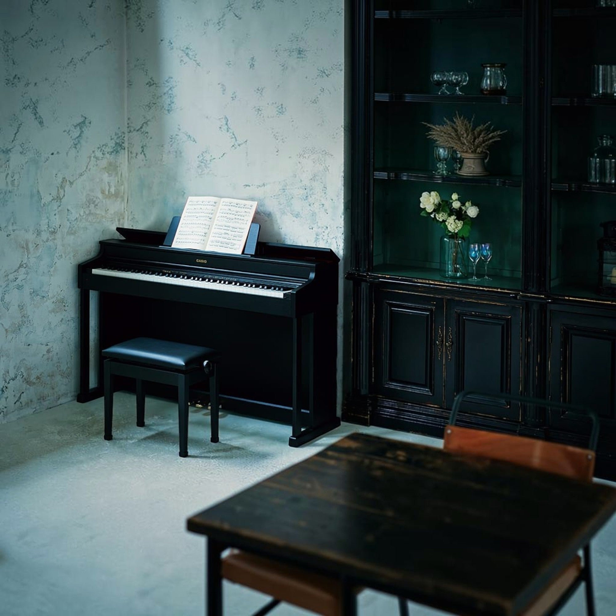 Đàn piano điện Casio AP-470 màu đen sang trọng tại showroom TÂN NHẠC CỤ, thiết kế dáng tủ hiện đại với ghế đi kèm.